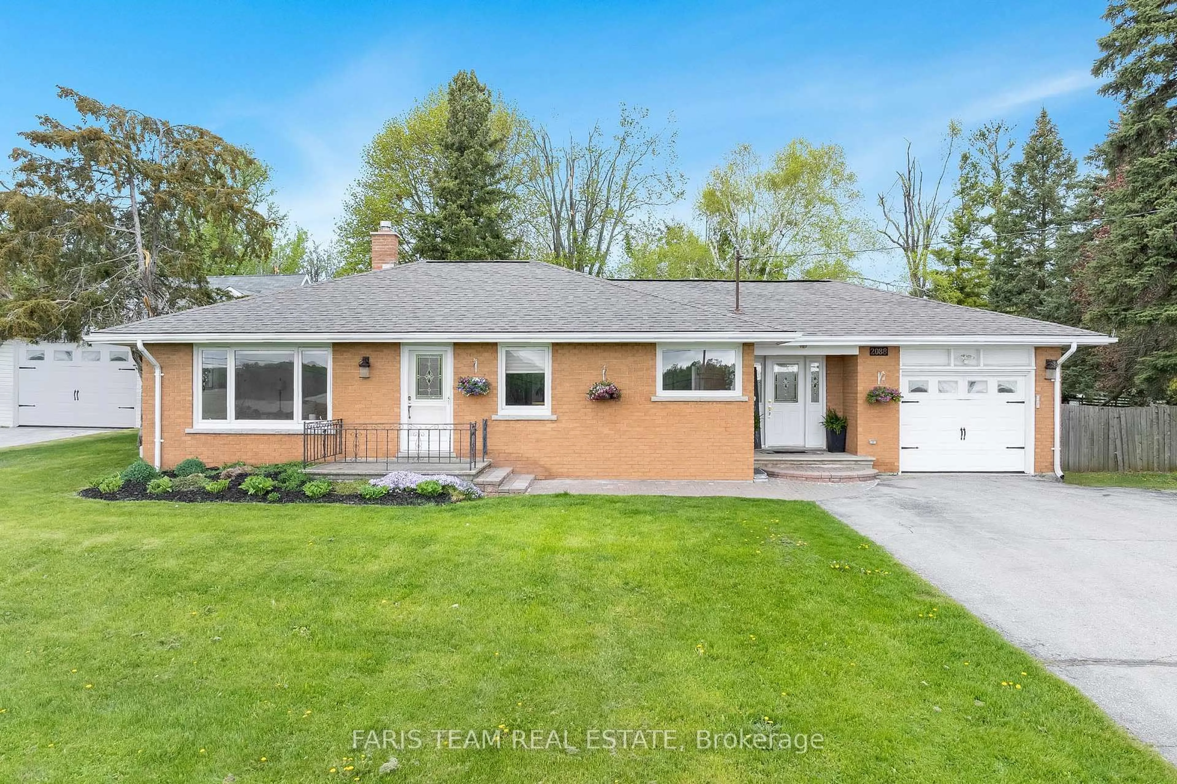 Home with brick exterior material, street for 2088 Killarney Beach Rd, Innisfil Ontario L0L 1W0