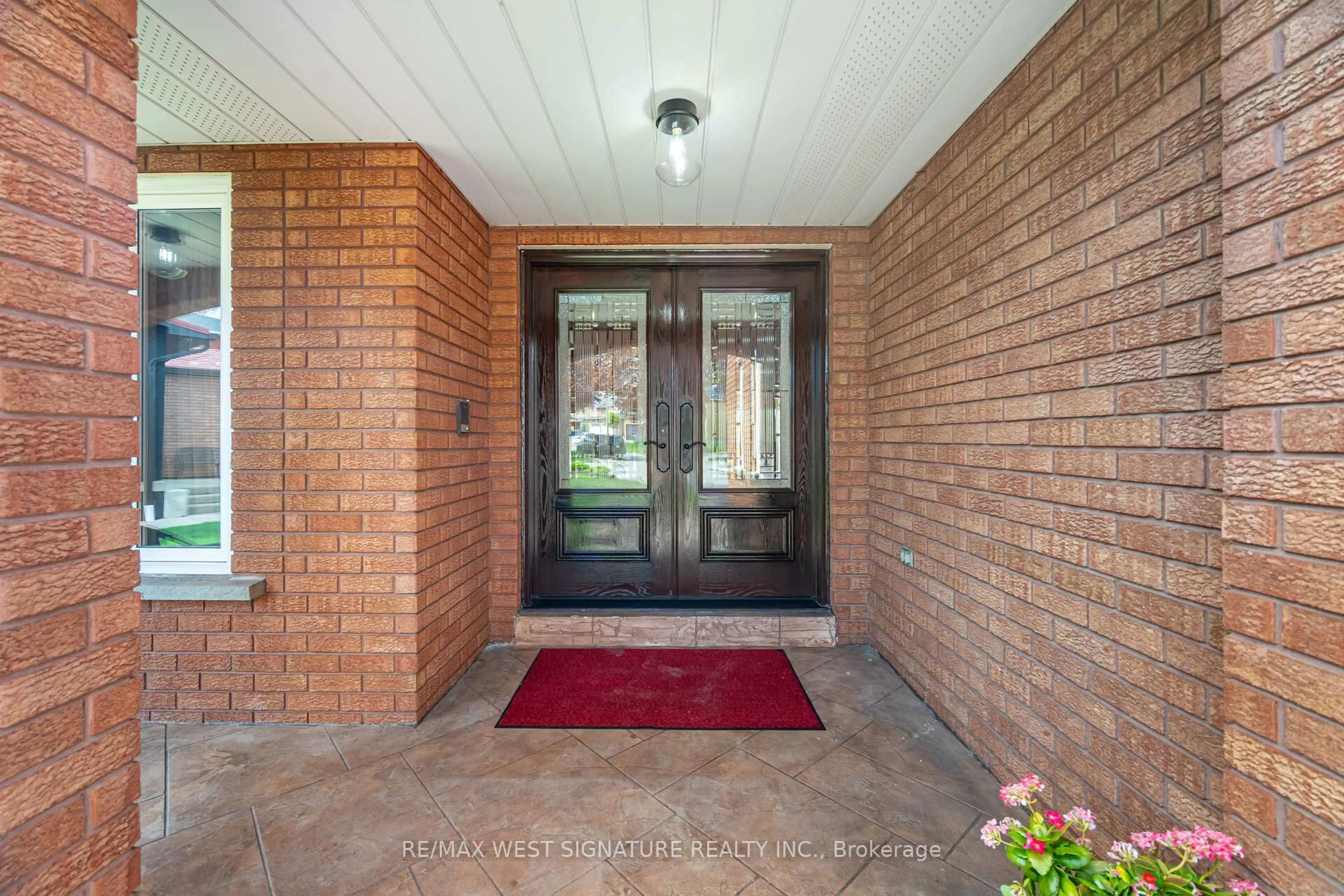 Indoor entryway for 143 Vineyard Crt, Vaughan Ontario L5L 5K1