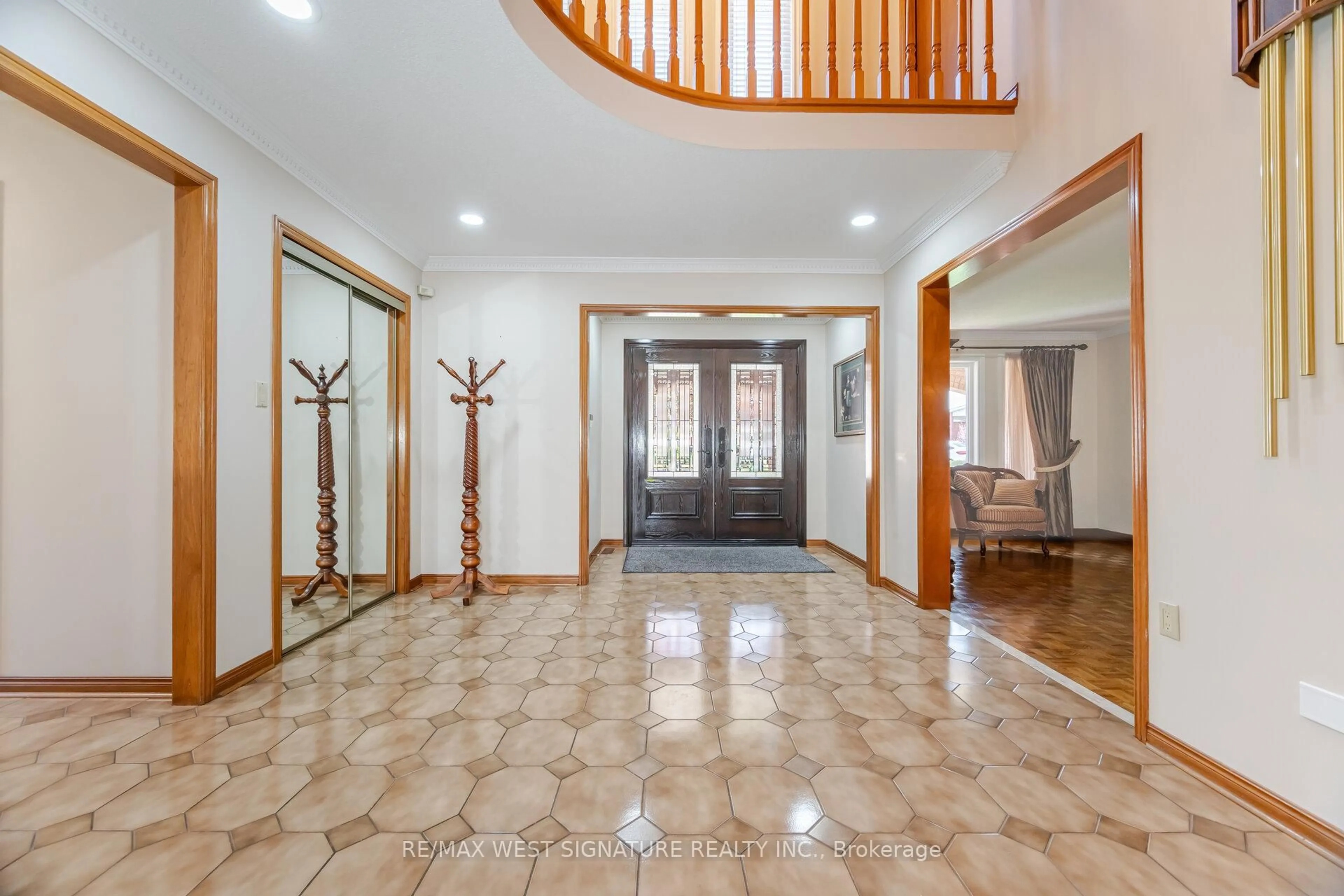 Indoor foyer for 143 Vineyard Crt, Vaughan Ontario L5L 5K1