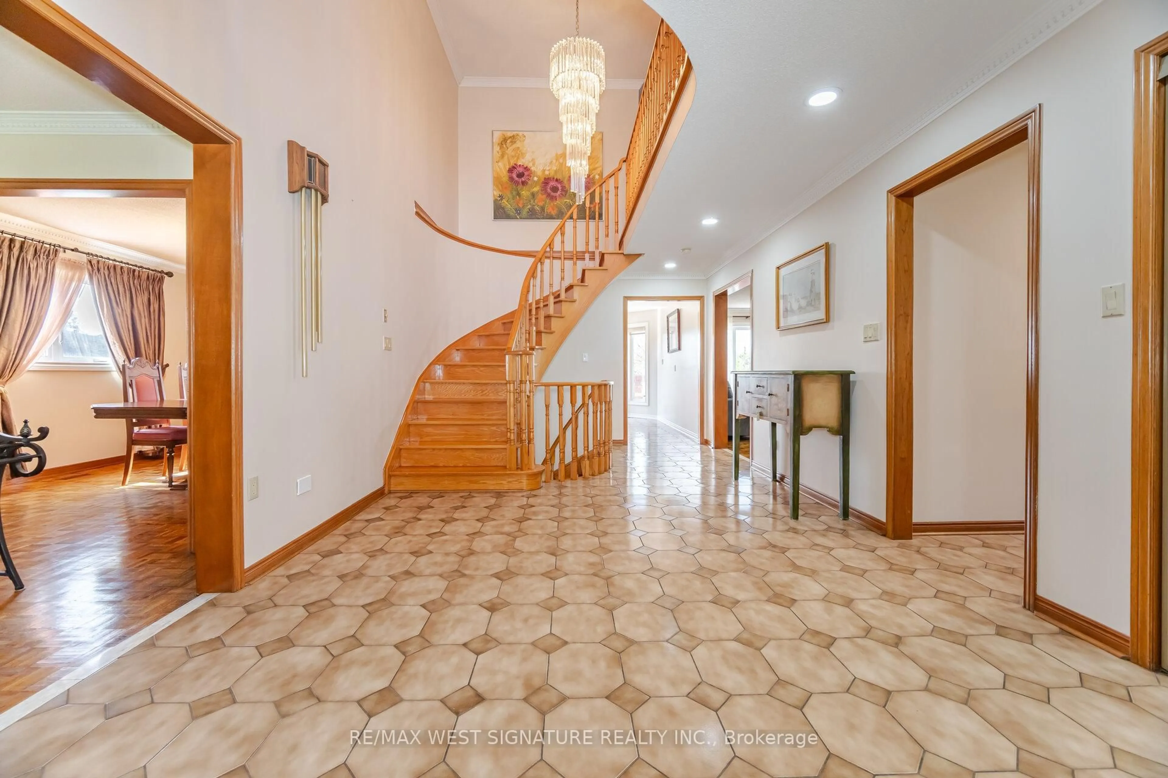 Indoor foyer for 143 Vineyard Crt, Vaughan Ontario L5L 5K1