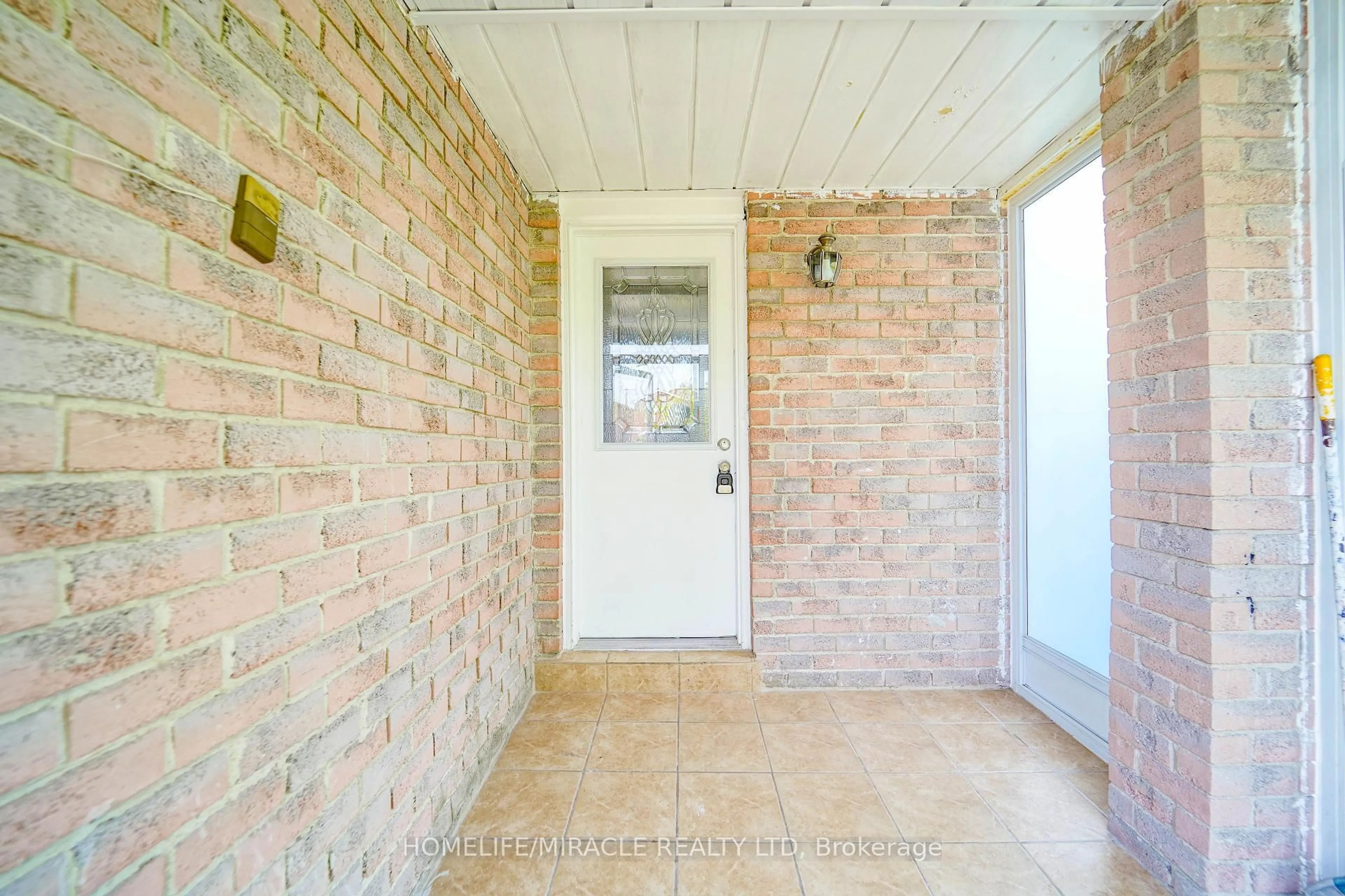 Indoor entryway for 27 MILES FARM Rd, Markham Ontario L3S 2C2