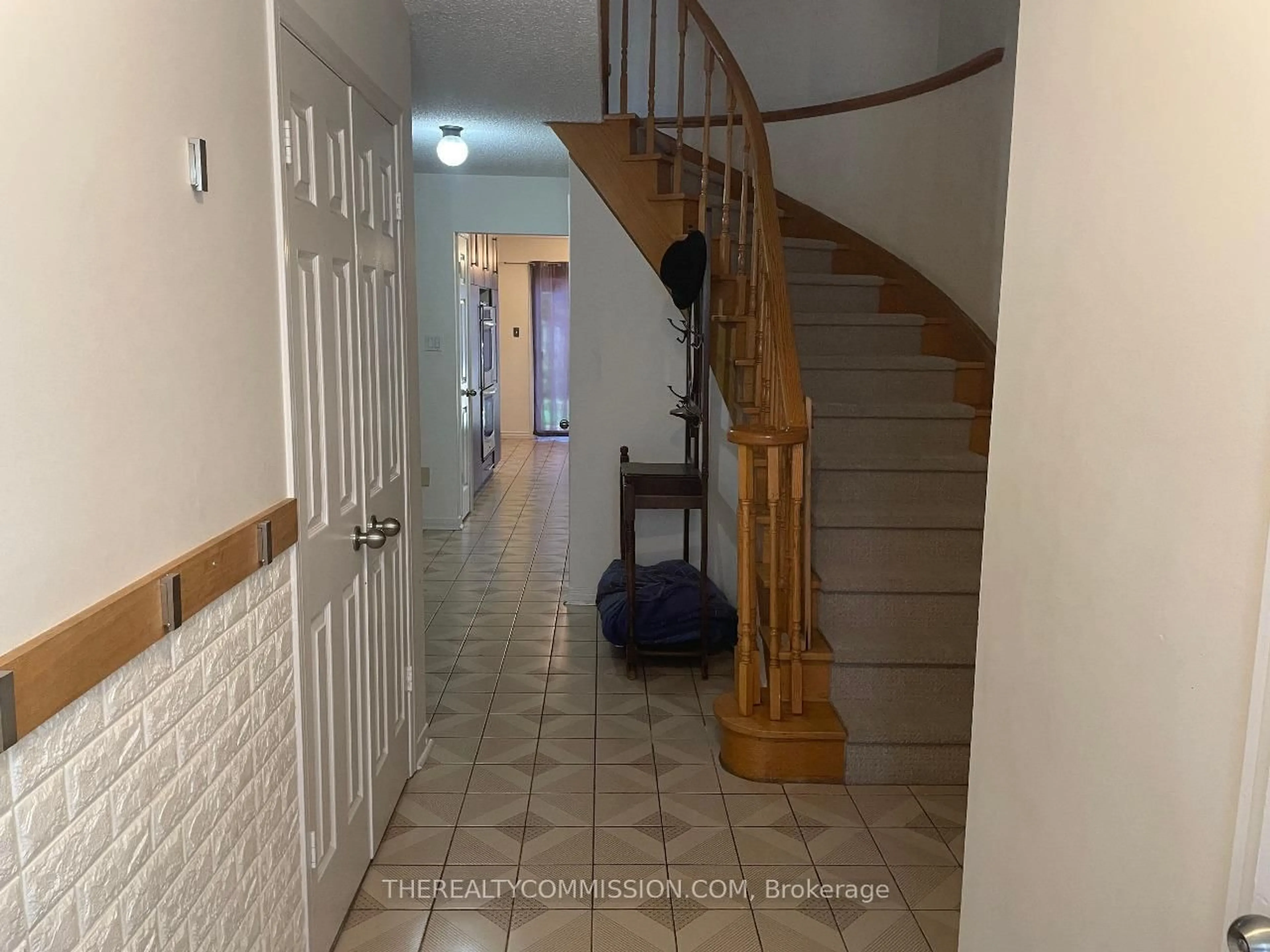 Indoor foyer for 28 Kimbergate Way, Vaughan Ontario L4J 6R5