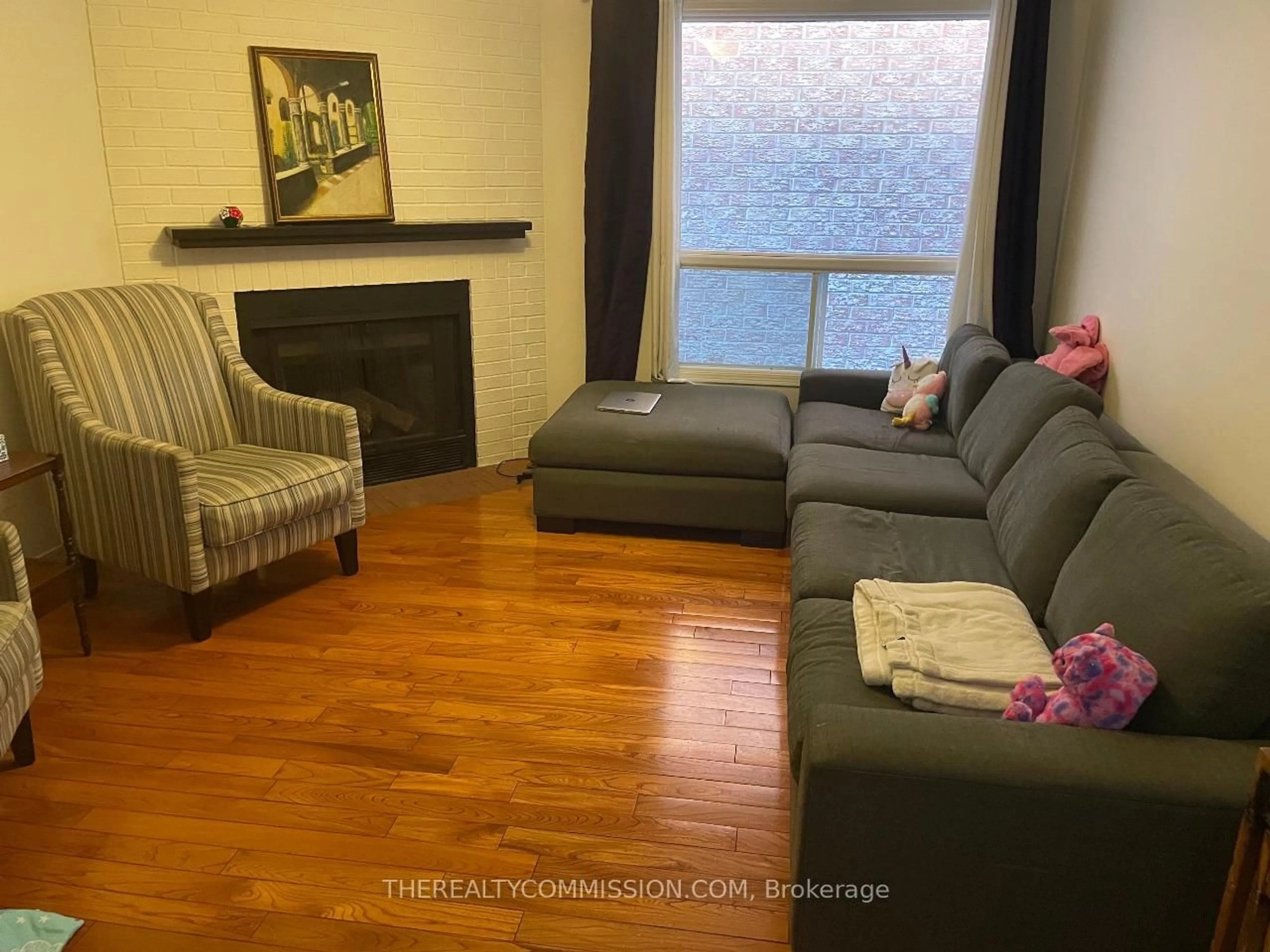 Living room with furniture, wood/laminate floor for 28 Kimbergate Way, Vaughan Ontario L4J 6R5