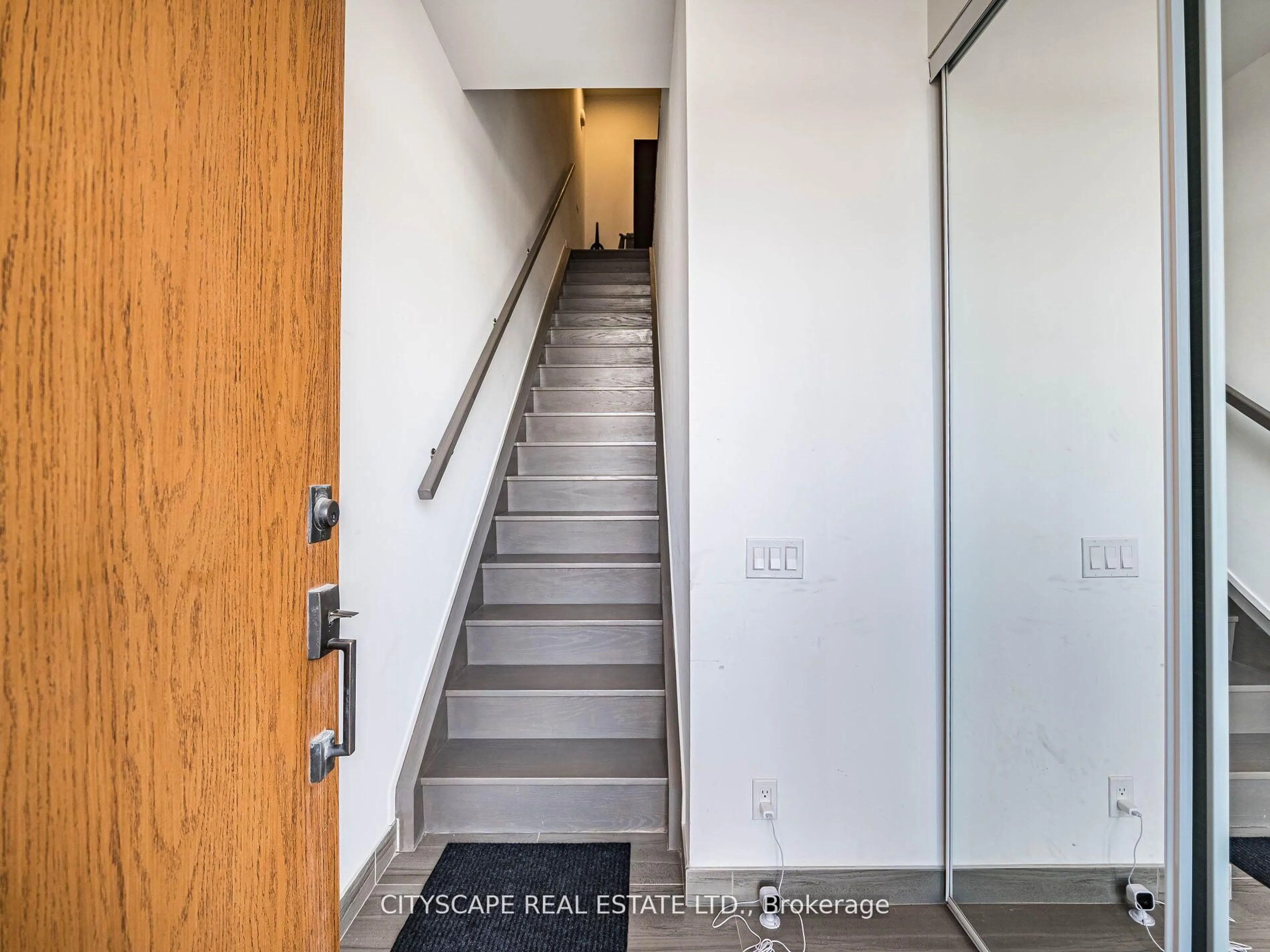 Indoor entryway for 9 Buttermill Ave #TH06, Vaughan Ontario L4K 0M5