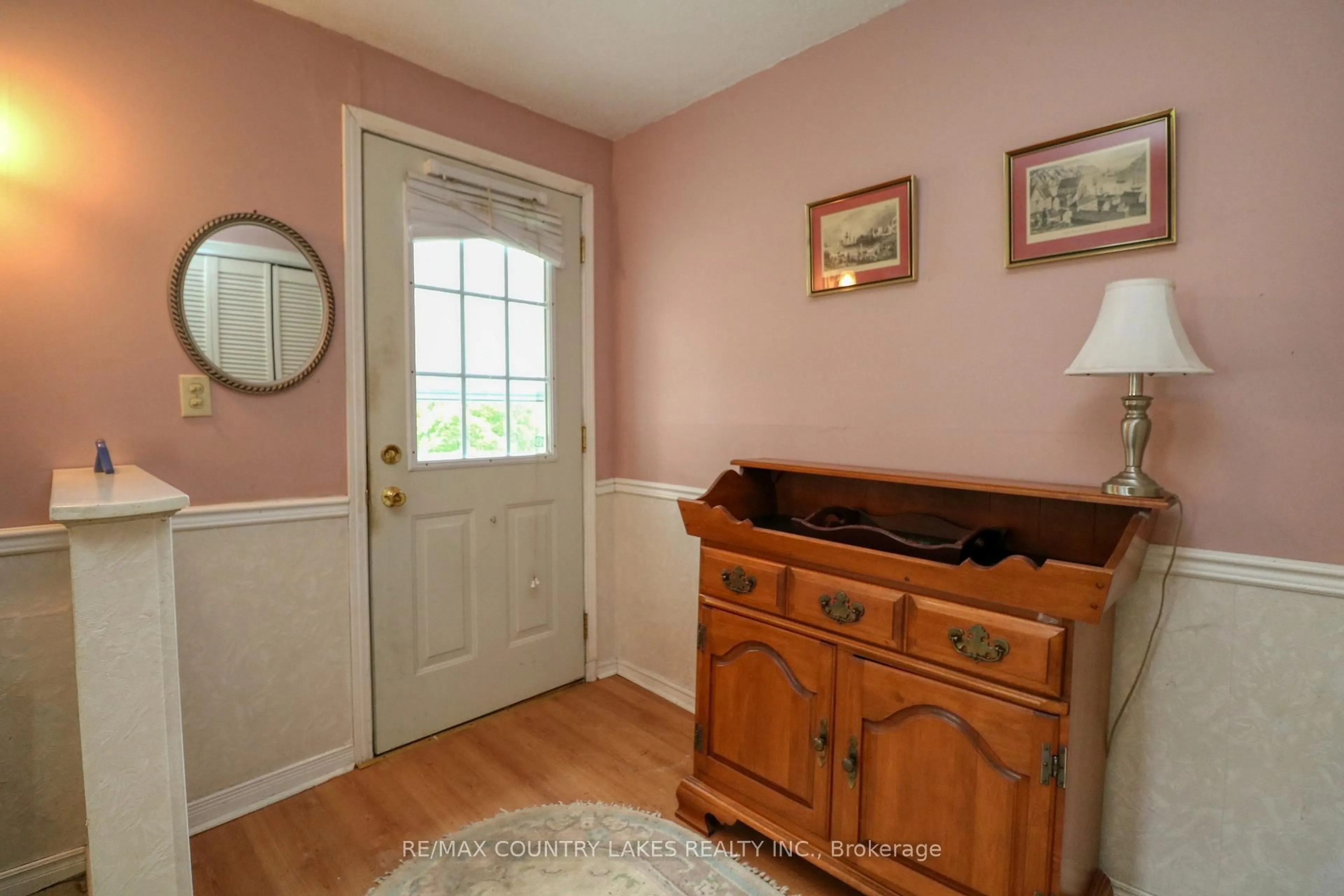 Indoor entryway for 87 Grew Blvd, Georgina Ontario L0E 1L0