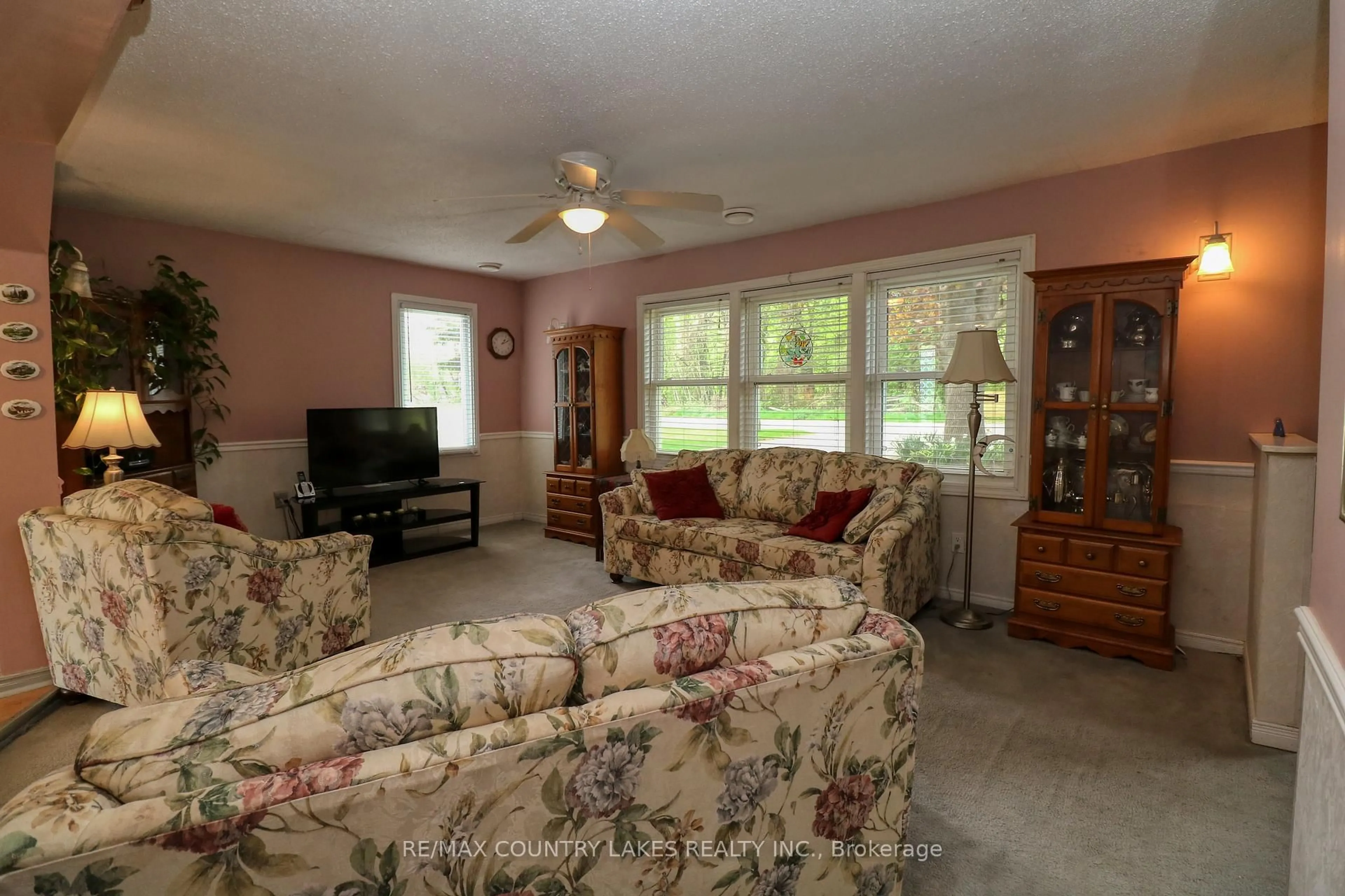 Living room with furniture, unknown for 87 Grew Blvd, Georgina Ontario L0E 1L0