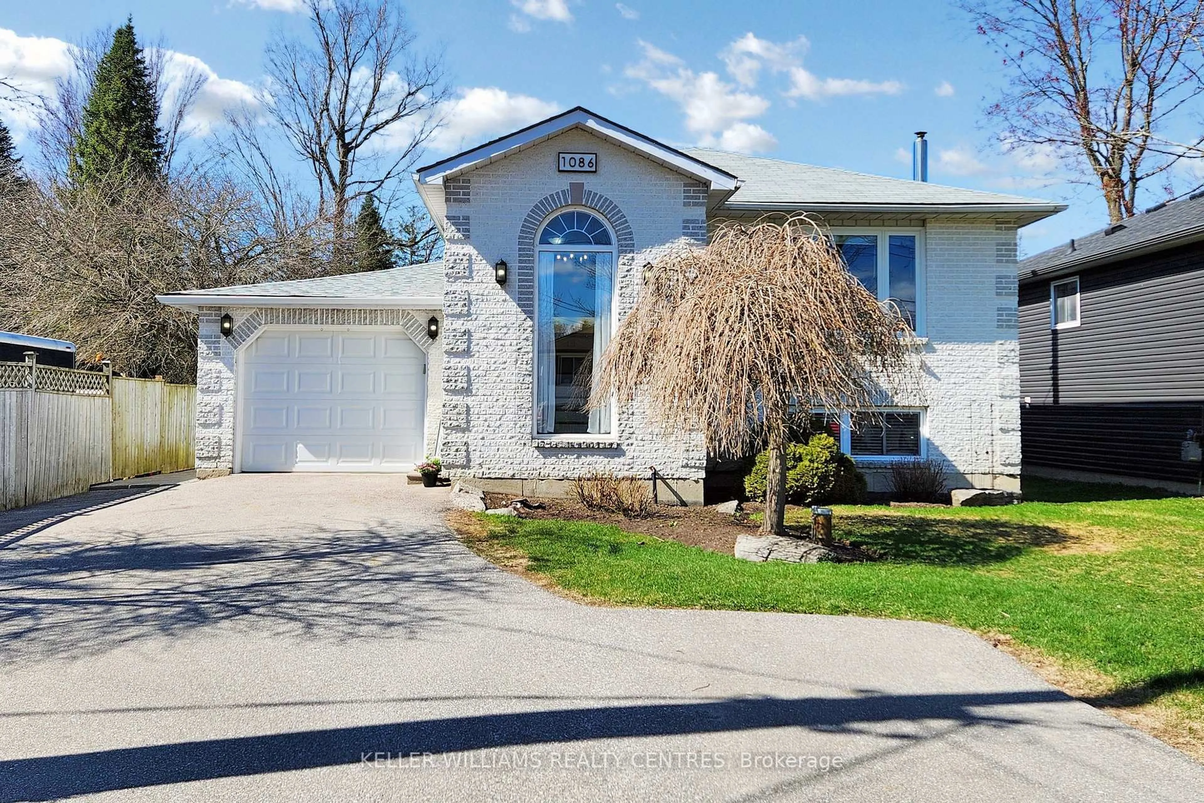 Home with vinyl exterior material, street for 1086 Balsam Rd, Innisfil Ontario L0L 1W0