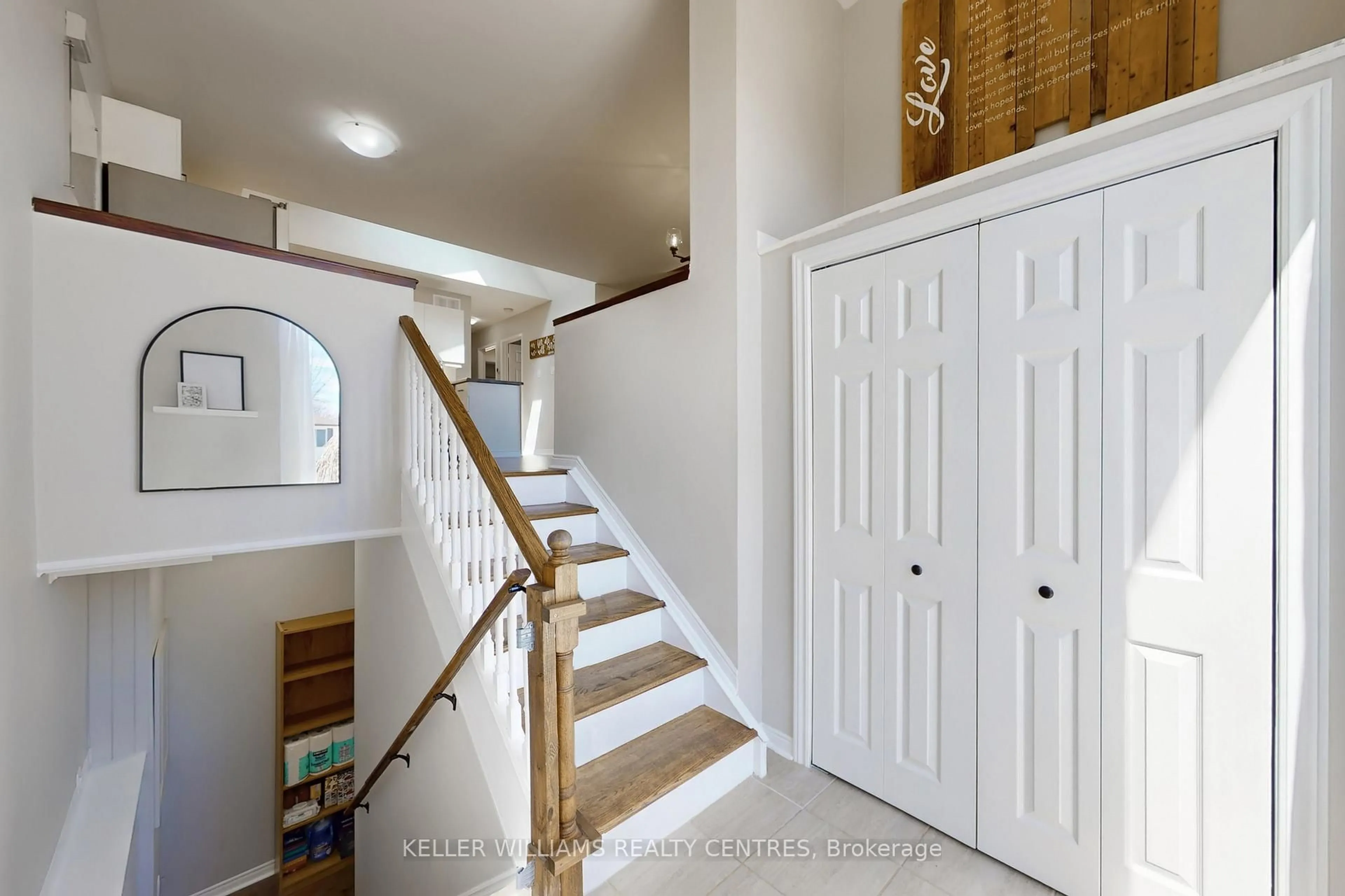 Indoor entryway for 1086 Balsam Rd, Innisfil Ontario L0L 1W0