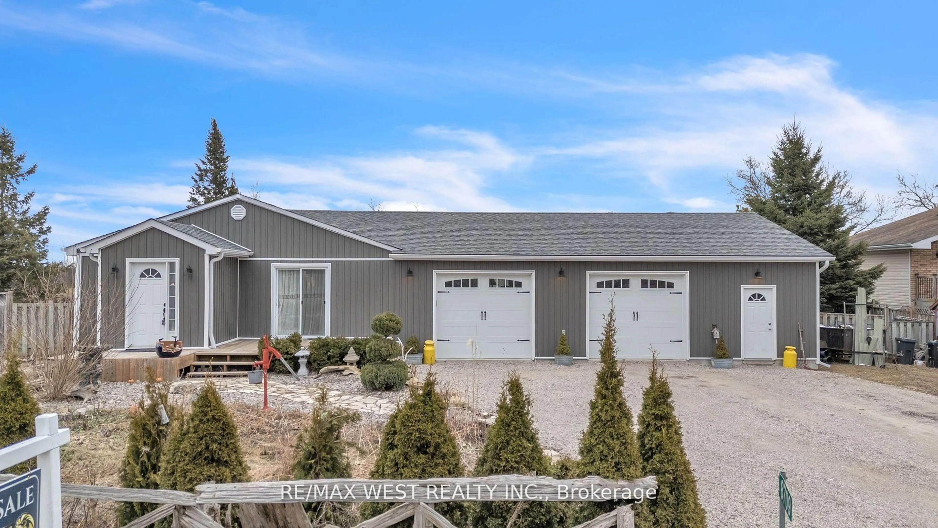 Home with vinyl exterior material, unknown for 8709 9th Line N/A, Essa Ontario L0M 1T0