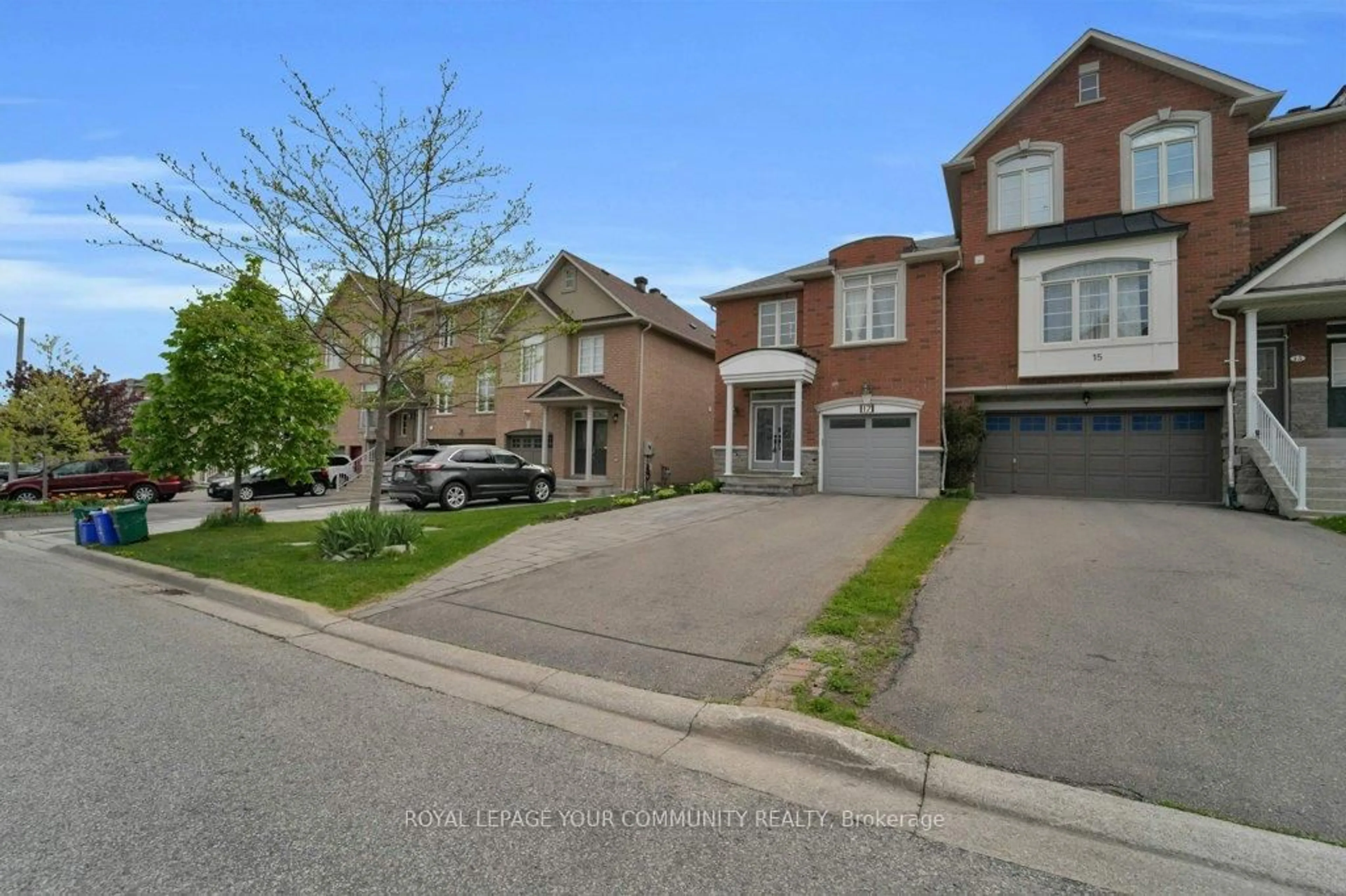 A pic from outside/outdoor area/front of a property/back of a property/a pic from drone, street for 17 Rustwood Rd, Vaughan Ontario L4J 9E5