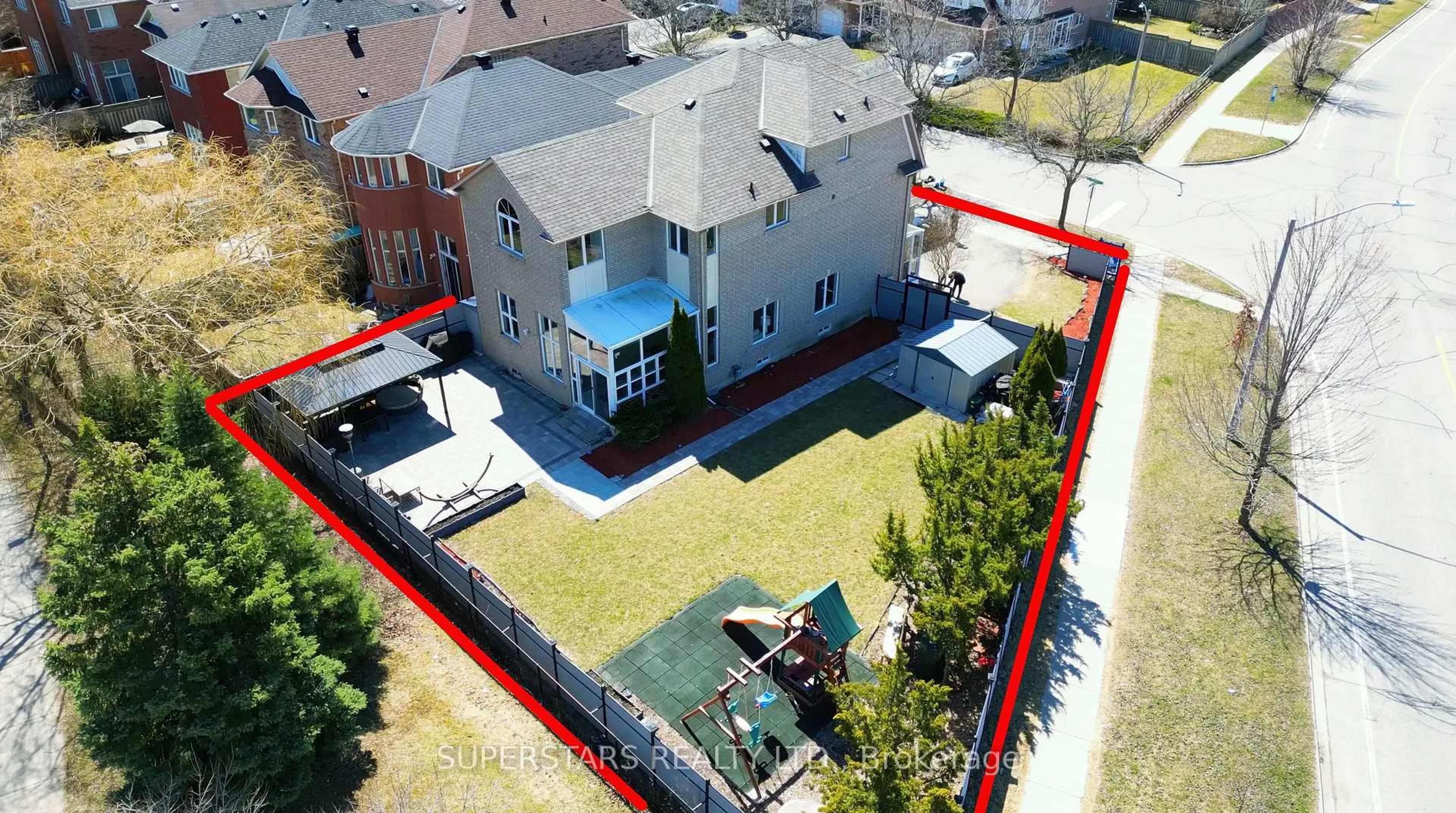 A pic from outside/outdoor area/front of a property/back of a property/a pic from drone, street for 85 Queensway Dr, Richmond Hill Ontario L4S 1R9