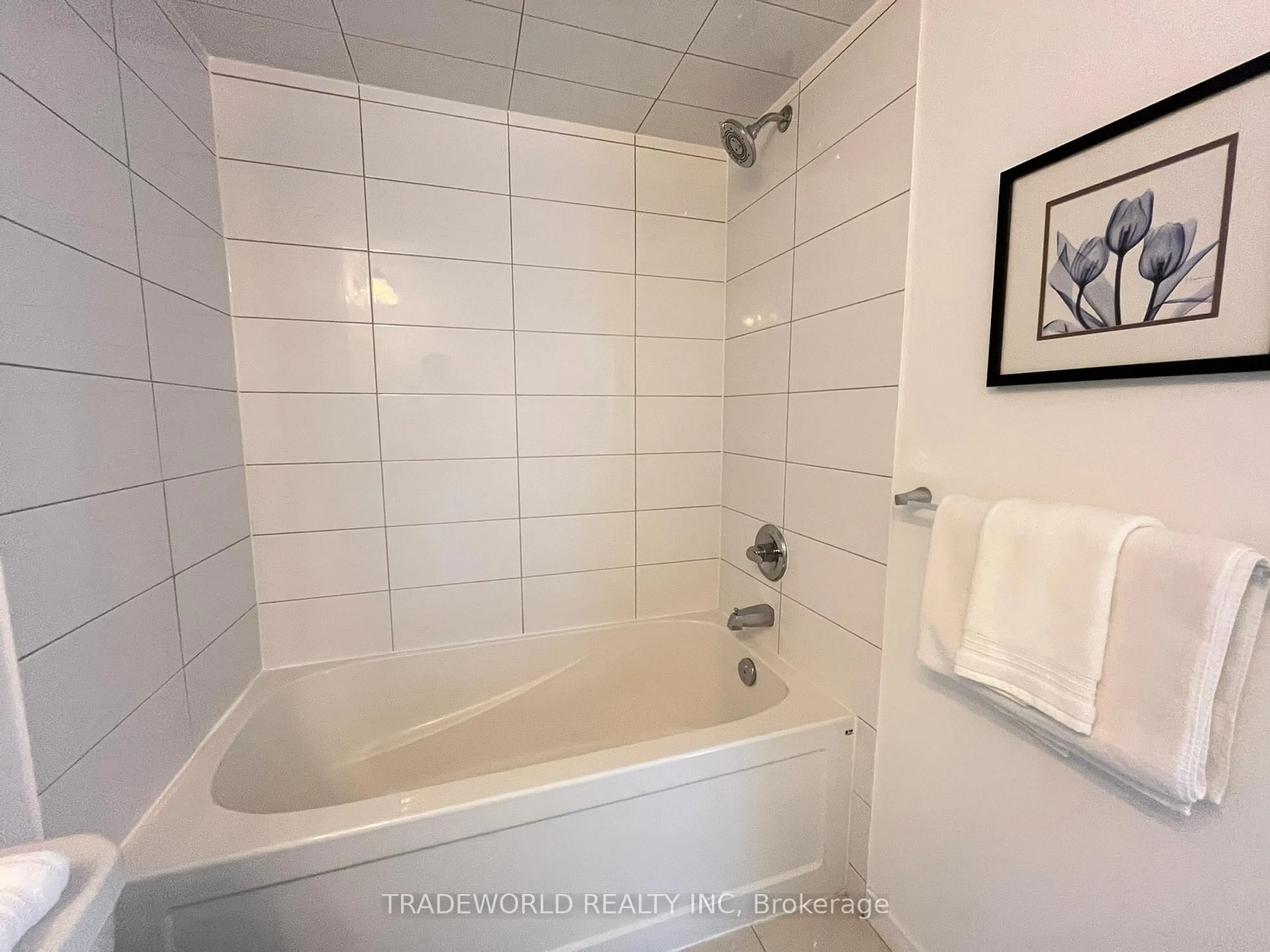 Standard bathroom, ceramic/tile floor for 300 Alex Gardner Circ ##59, Aurora Ontario L4G 3G5