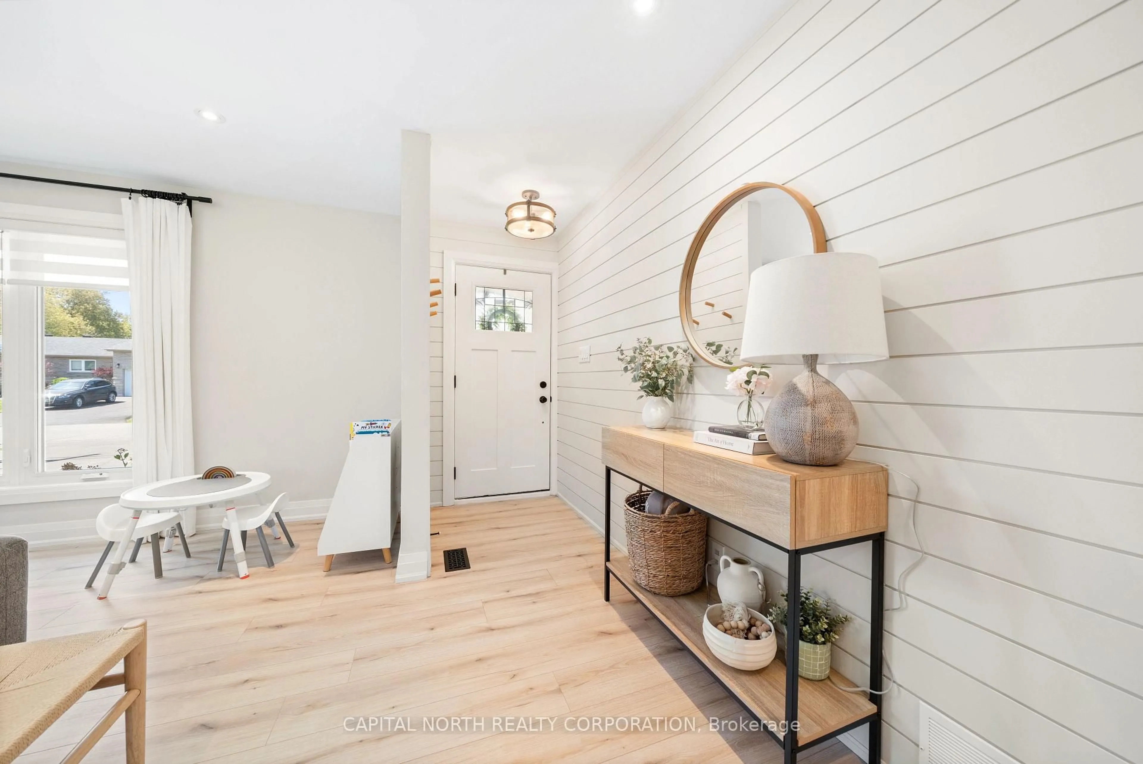 Indoor entryway for 81 Bachly Cres, King Ontario L7B 0E8