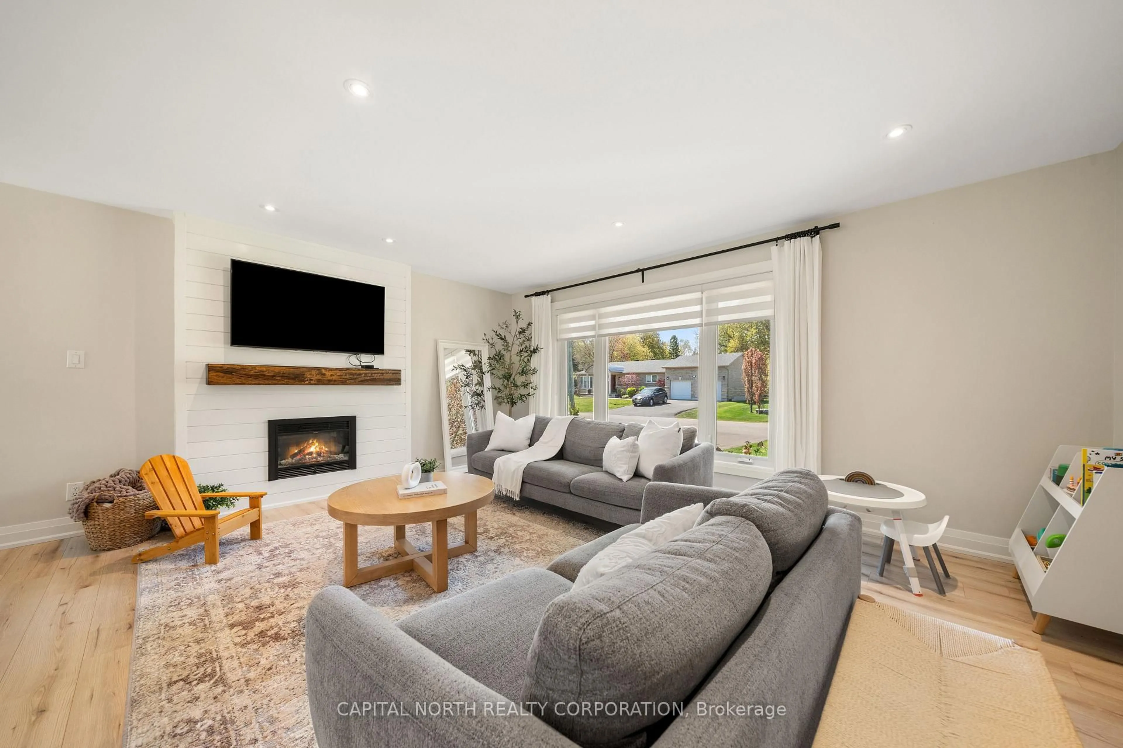 Living room with furniture, unknown for 81 Bachly Cres, King Ontario L7B 0E8