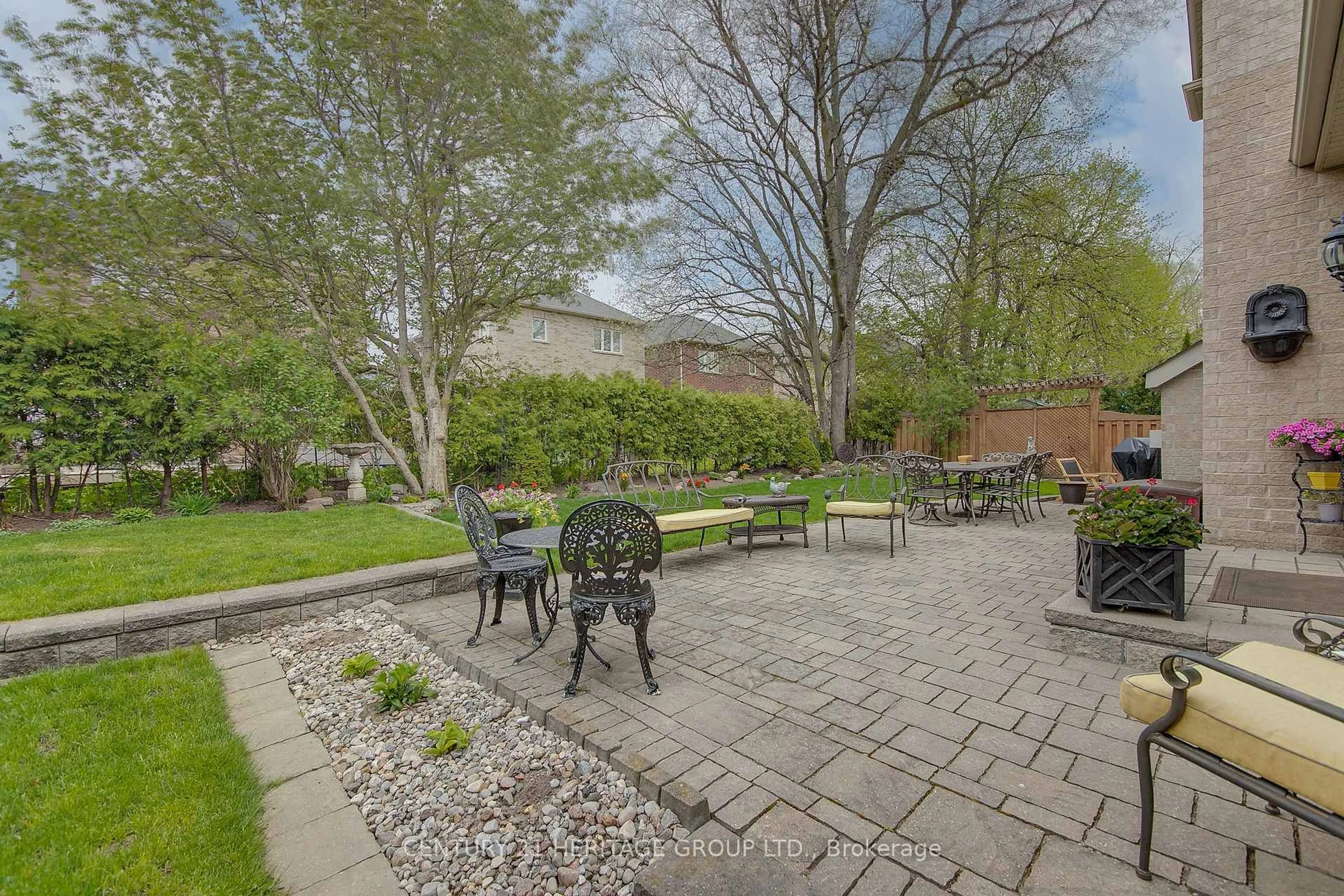 Patio, street for 88 Wyman Cres, Bradford West Gwillimbury Ontario L3Z 3J7