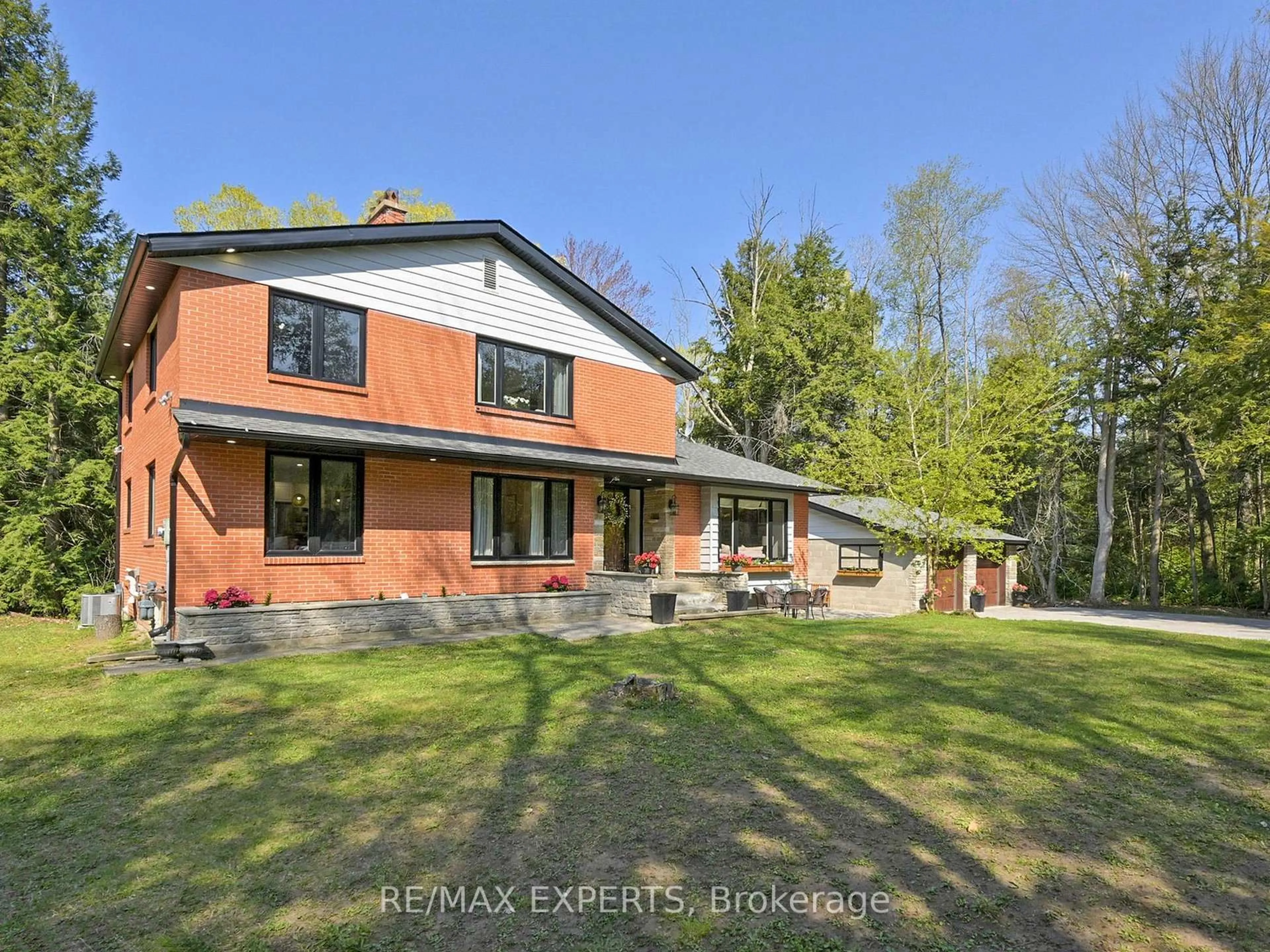 A pic from outside/outdoor area/front of a property/back of a property/a pic from drone, unknown for 18210 Warden Ave, East Gwillimbury Ontario L0G 1V0