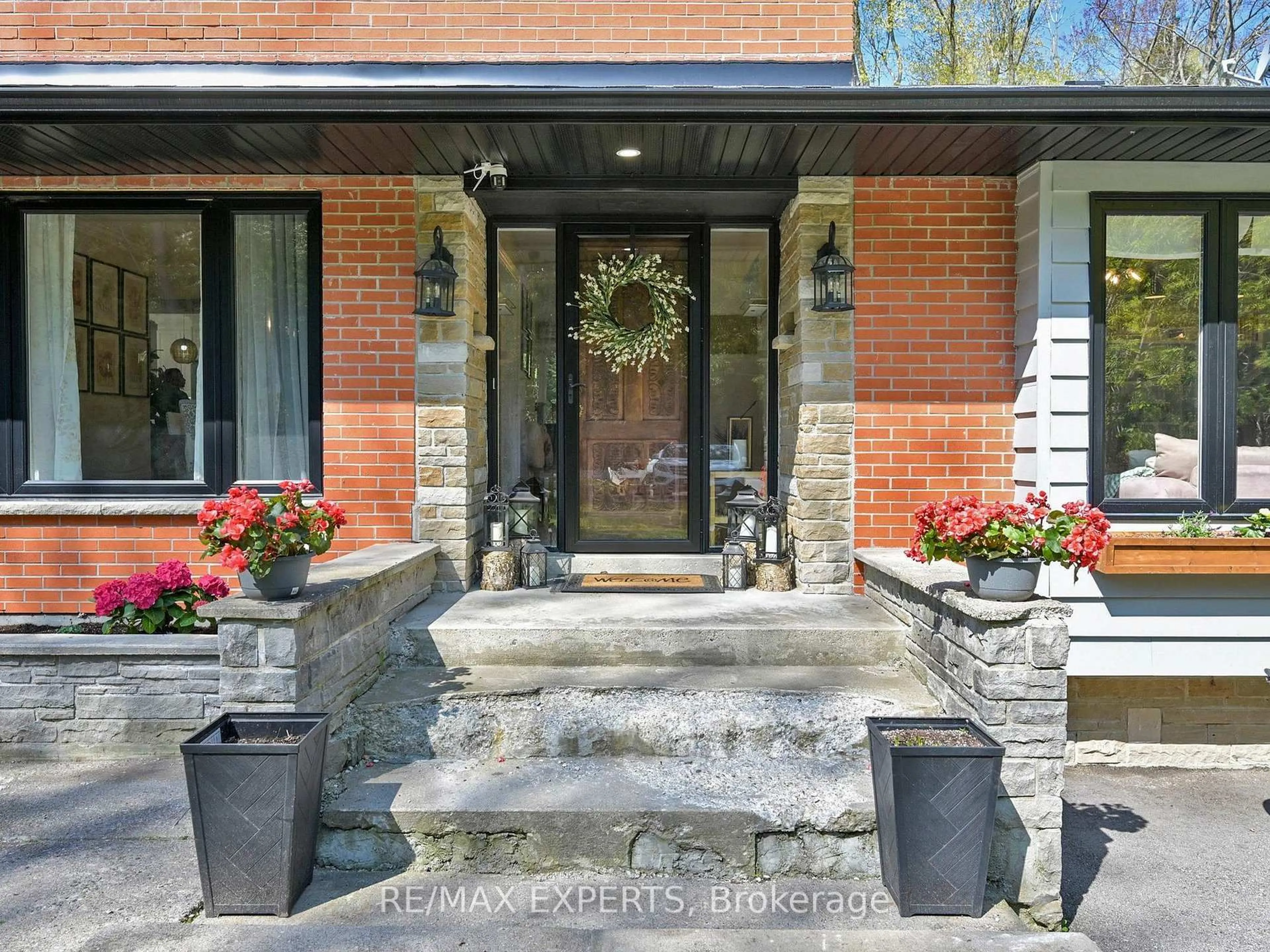 Indoor entryway for 18210 Warden Ave, East Gwillimbury Ontario L0G 1V0