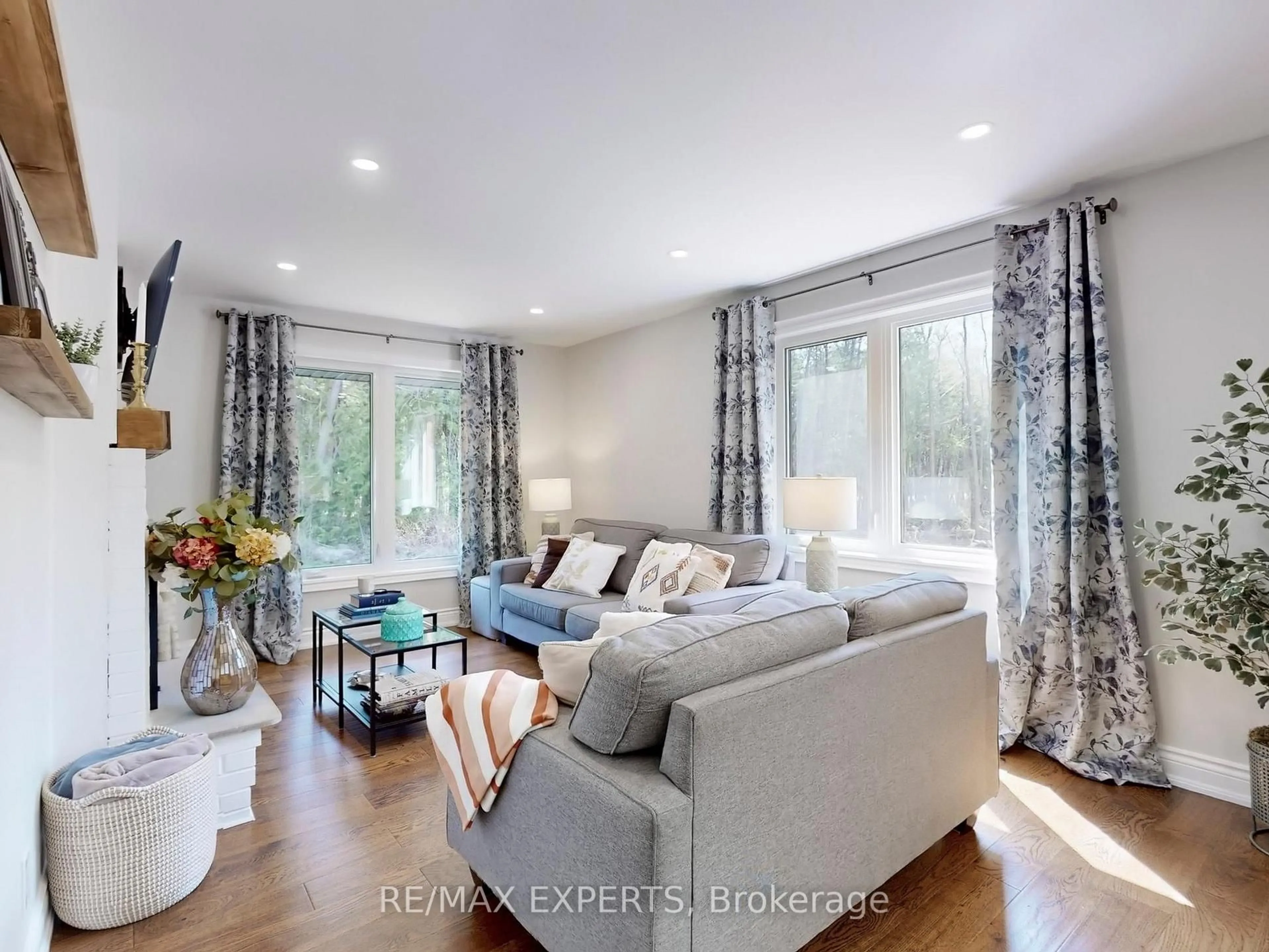 Living room with furniture, wood/laminate floor for 18210 Warden Ave, East Gwillimbury Ontario L0G 1V0