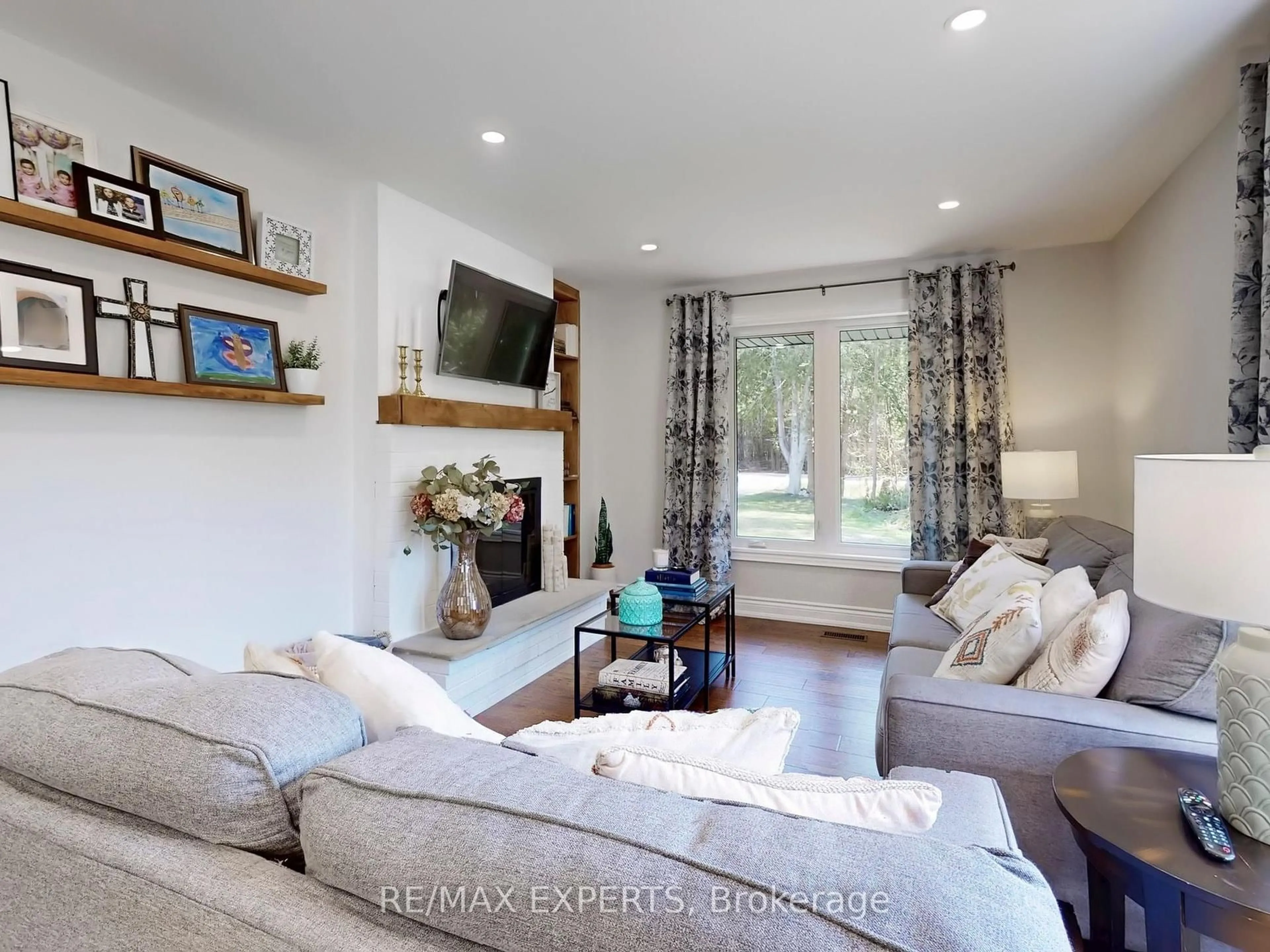 Living room with furniture, unknown for 18210 Warden Ave, East Gwillimbury Ontario L0G 1V0