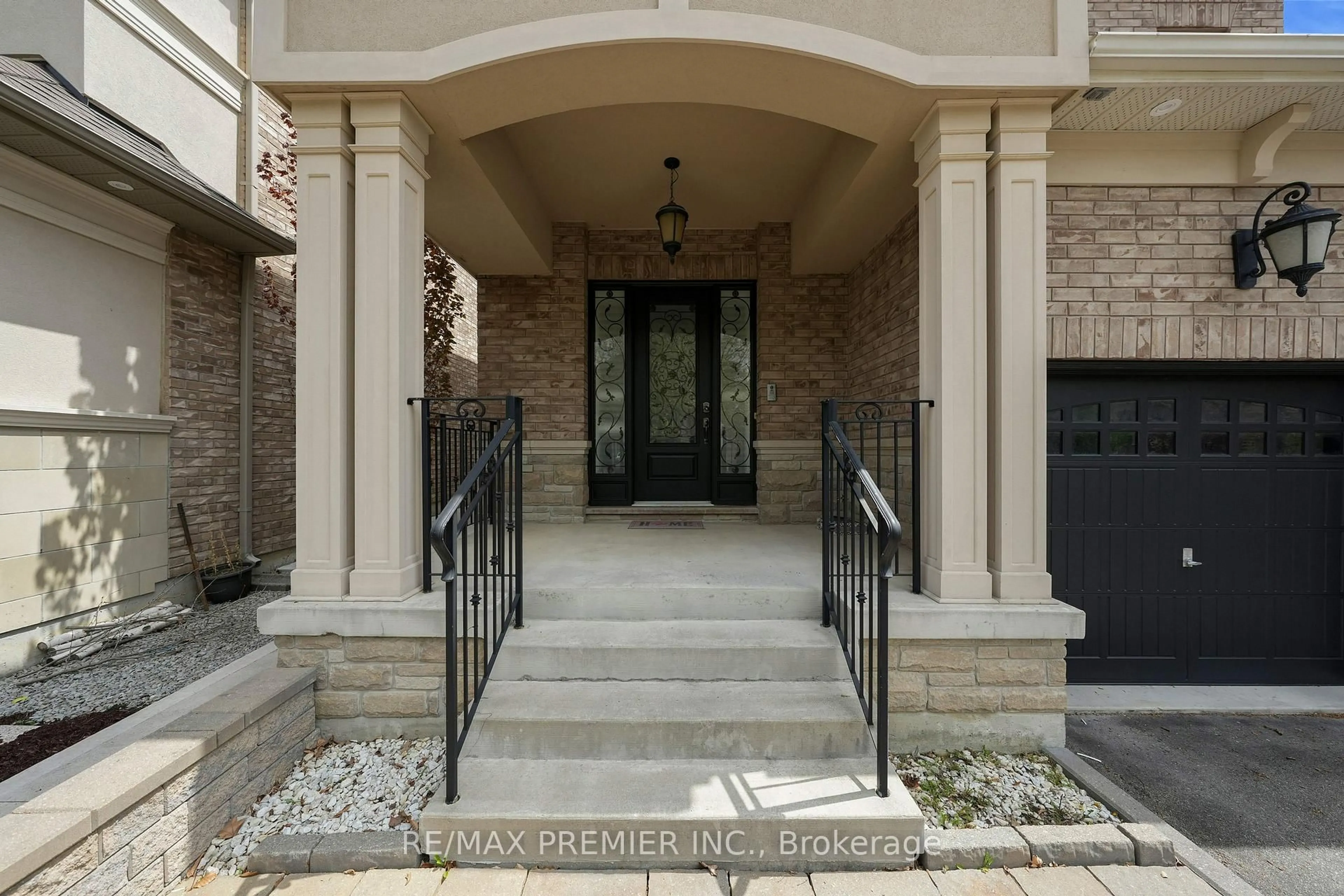 Indoor entryway for 41 Drake St, Vaughan Ontario L4H 3P2