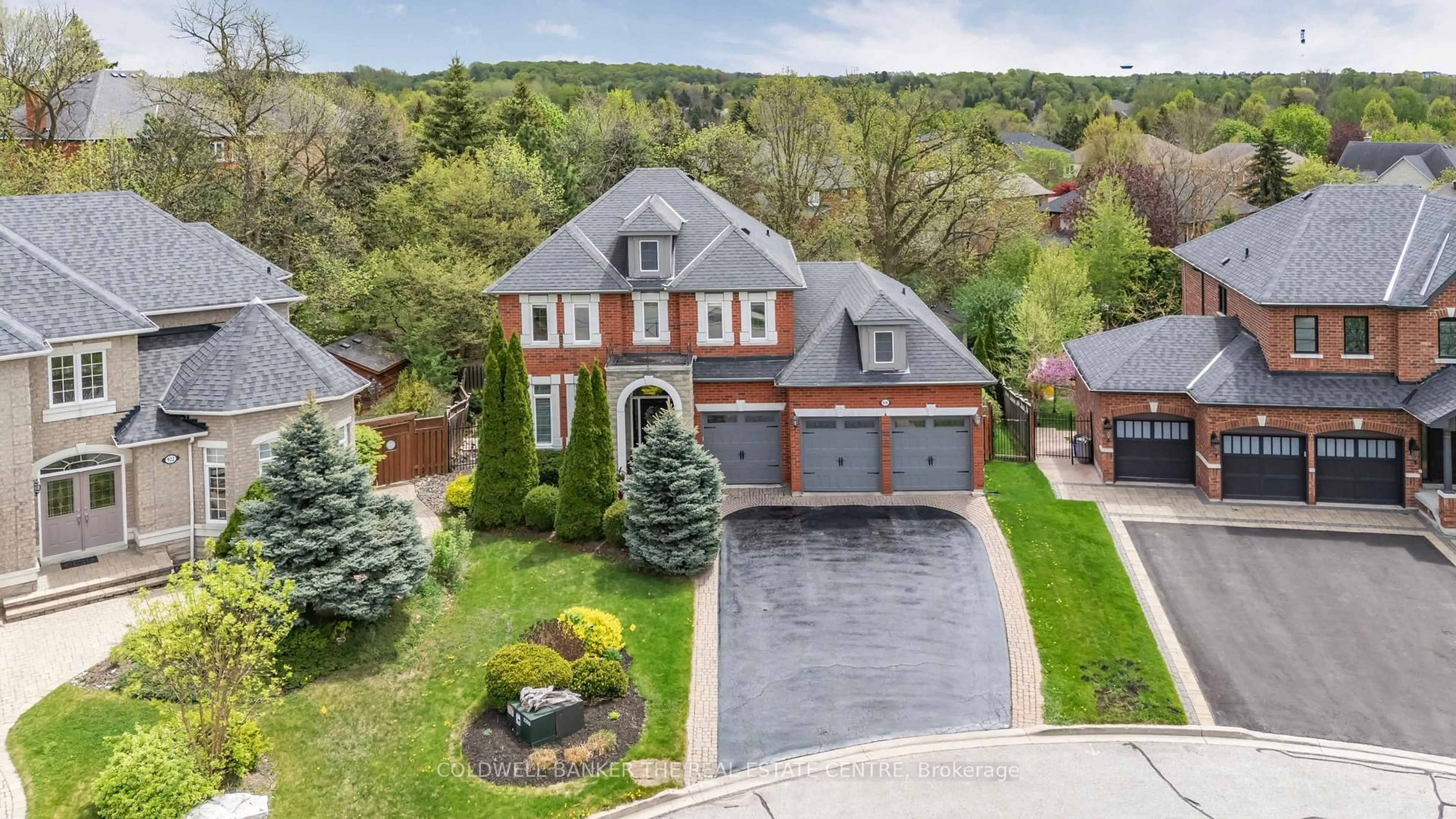 A pic from outside/outdoor area/front of a property/back of a property/a pic from drone, street for 918 Best Circ, Newmarket Ontario L3X 2H8