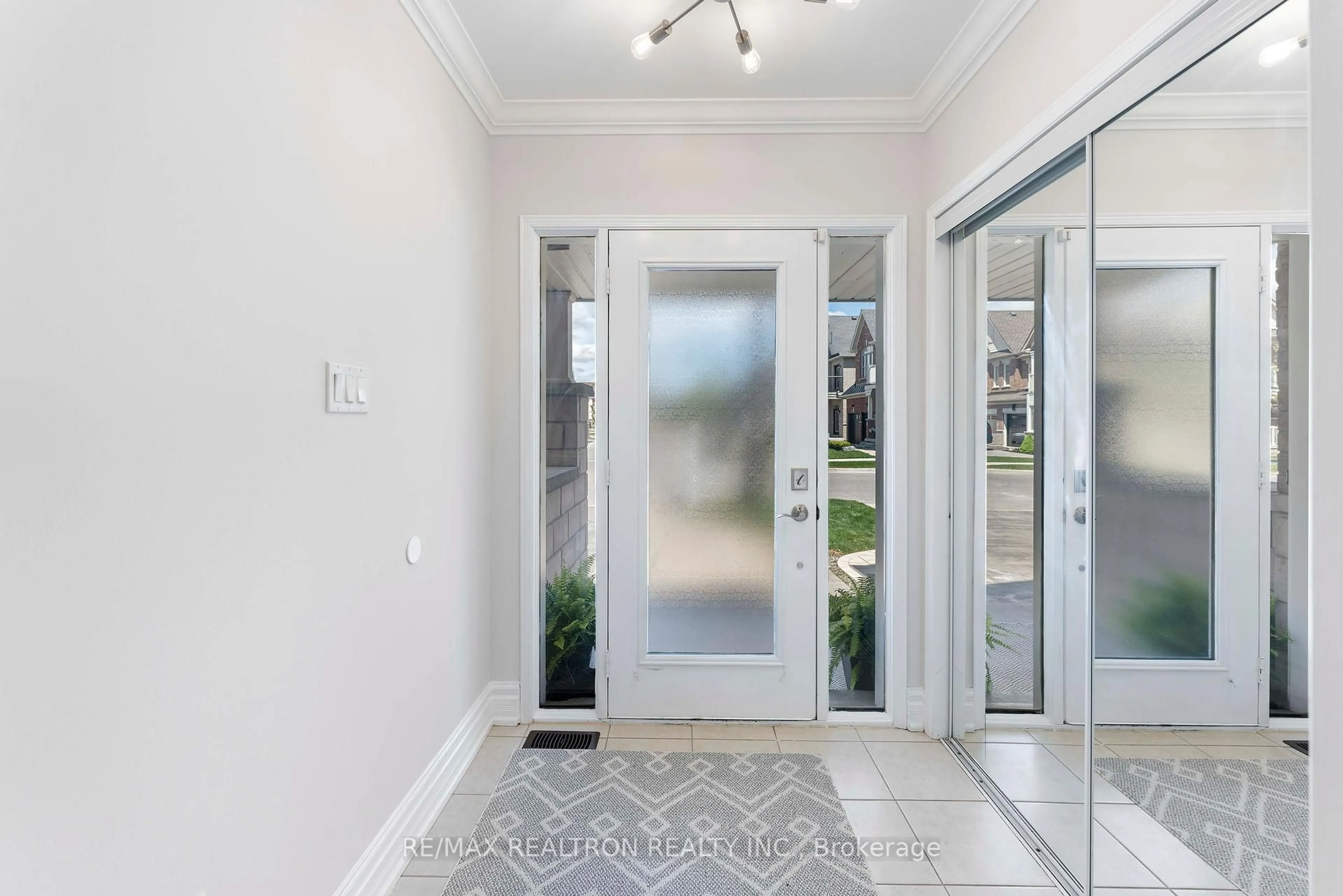 Indoor entryway for 4 Andrew Green Cres, Whitchurch-Stouffville Ontario L4A 1T8
