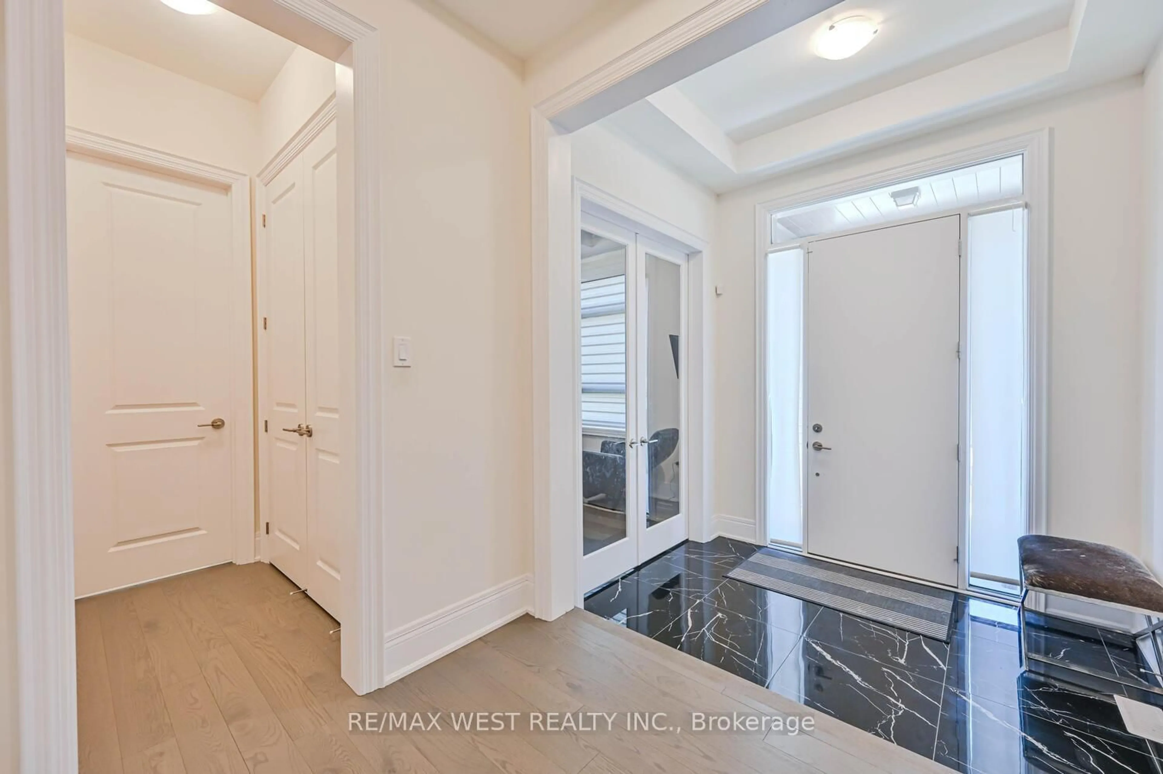 Indoor entryway for 115 Ballantyne Dr, Vaughan Ontario L3L 0E8