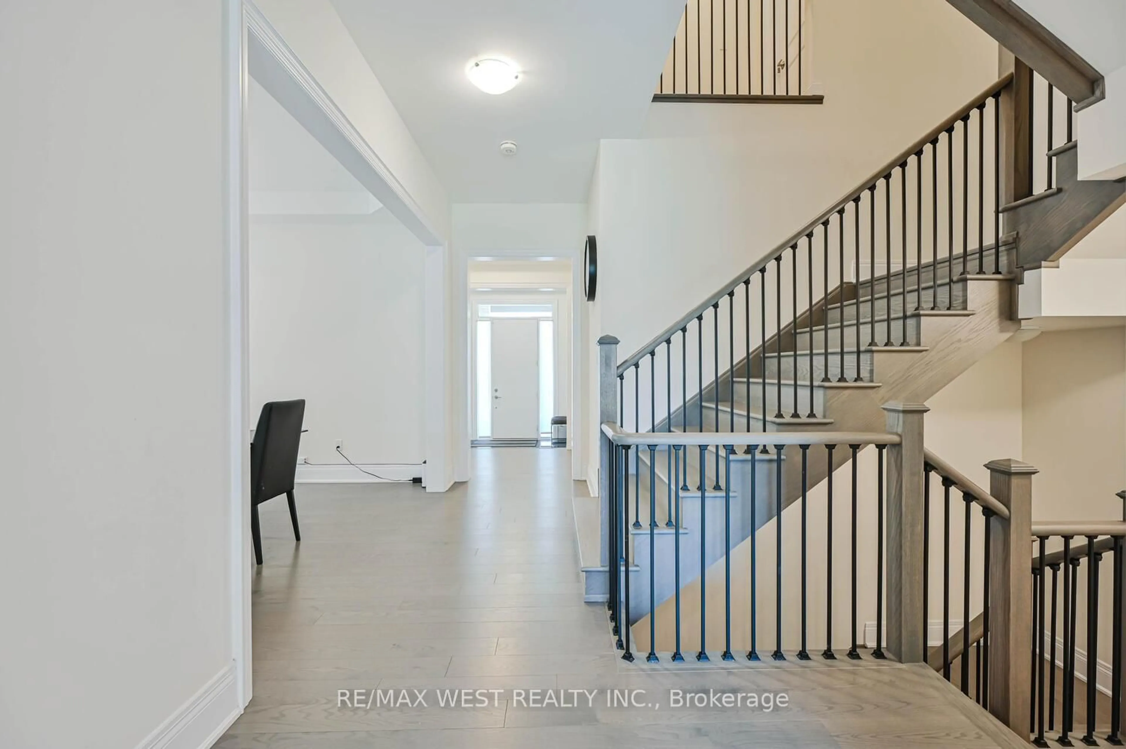Indoor foyer for 115 Ballantyne Dr, Vaughan Ontario L3L 0E8
