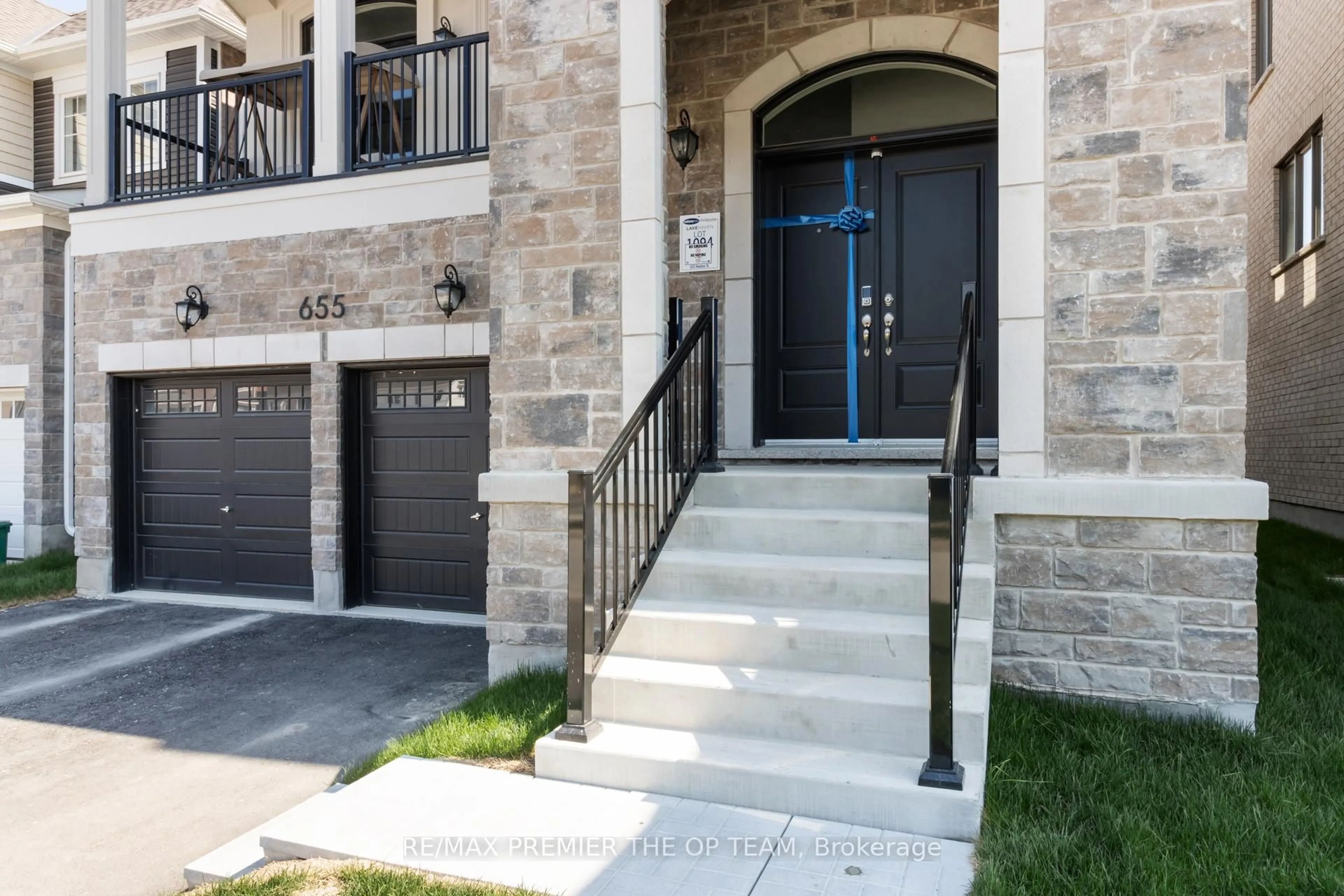 Indoor entryway for 655 Newlove St, Innisfil Ontario L9S 0R9