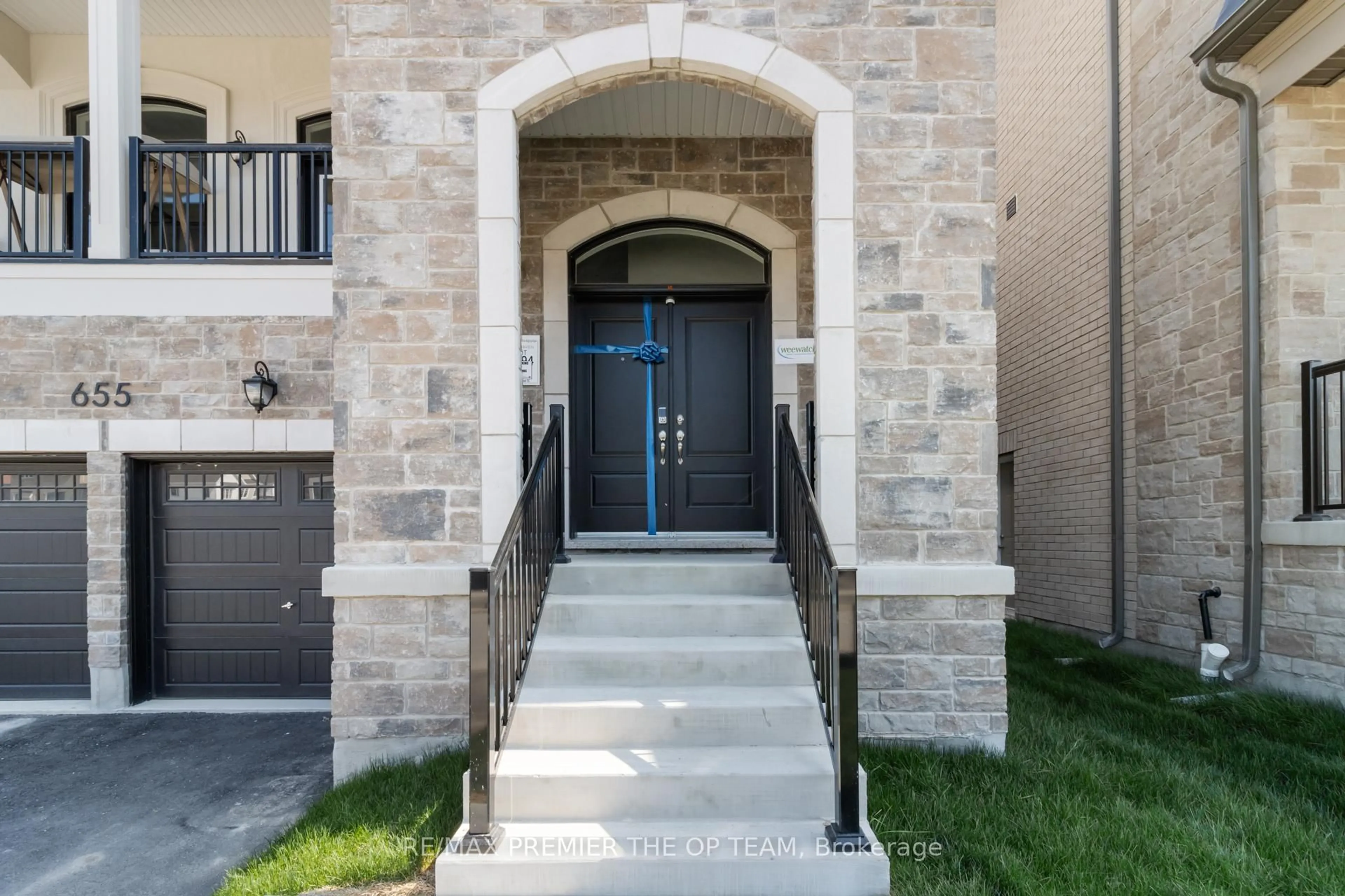 Indoor entryway for 655 Newlove St, Innisfil Ontario L9S 0R9