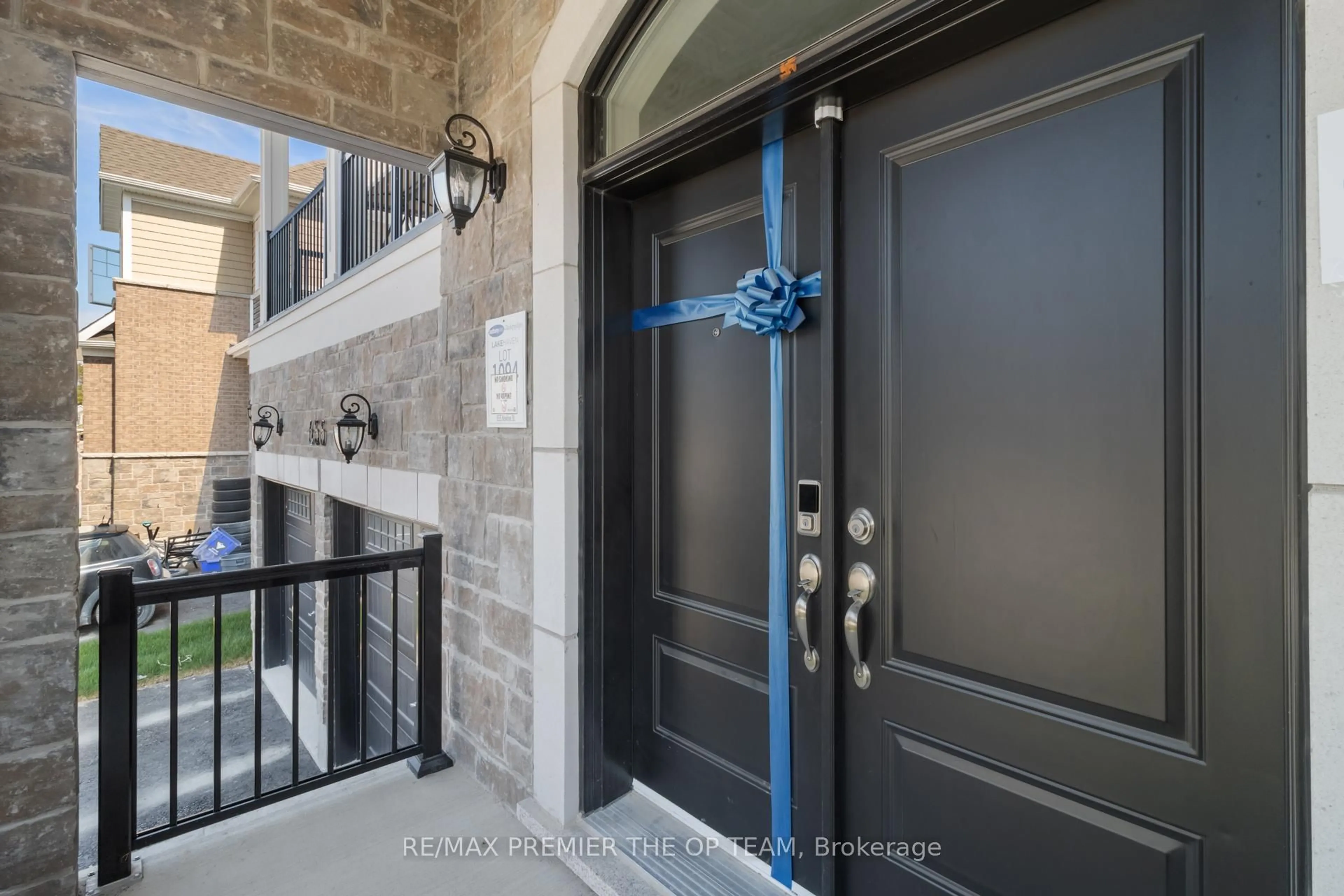 Indoor entryway for 655 Newlove St, Innisfil Ontario L9S 0R9