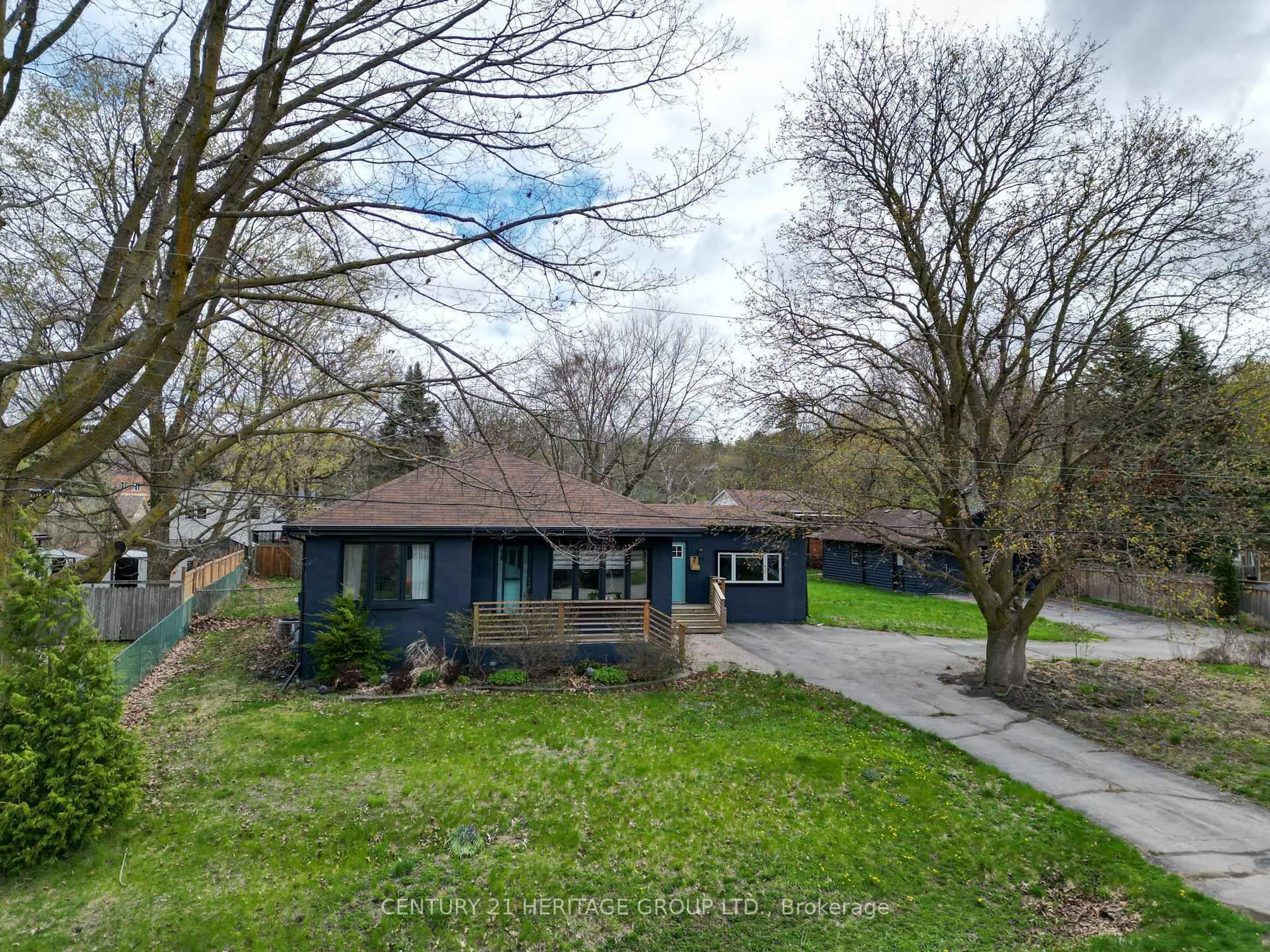 A pic from outside/outdoor area/front of a property/back of a property/a pic from drone, street for 7 Victory Dr, East Gwillimbury Ontario L0G 1M0