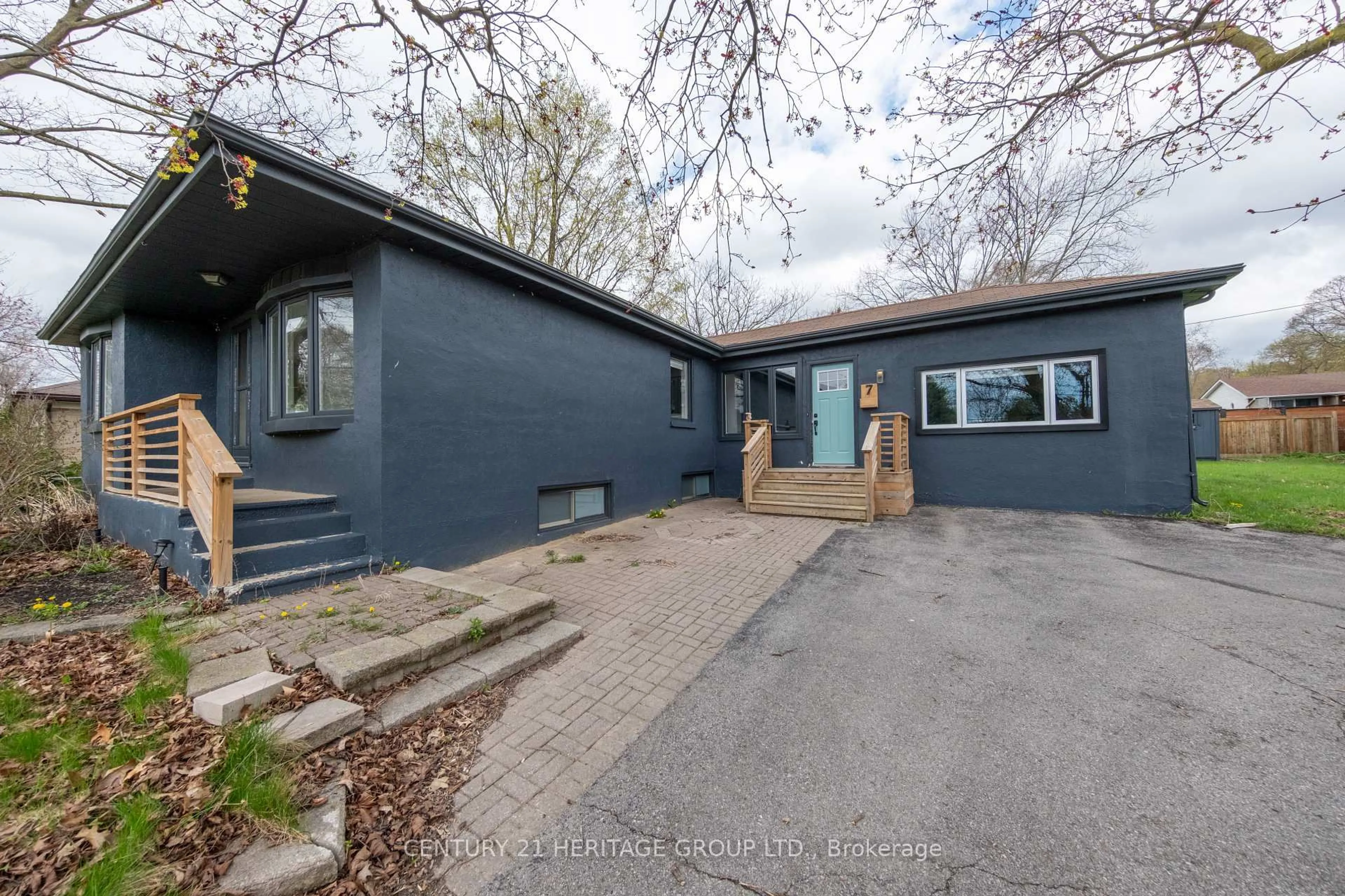 A pic from outside/outdoor area/front of a property/back of a property/a pic from drone, street for 7 Victory Dr, East Gwillimbury Ontario L0G 1M0