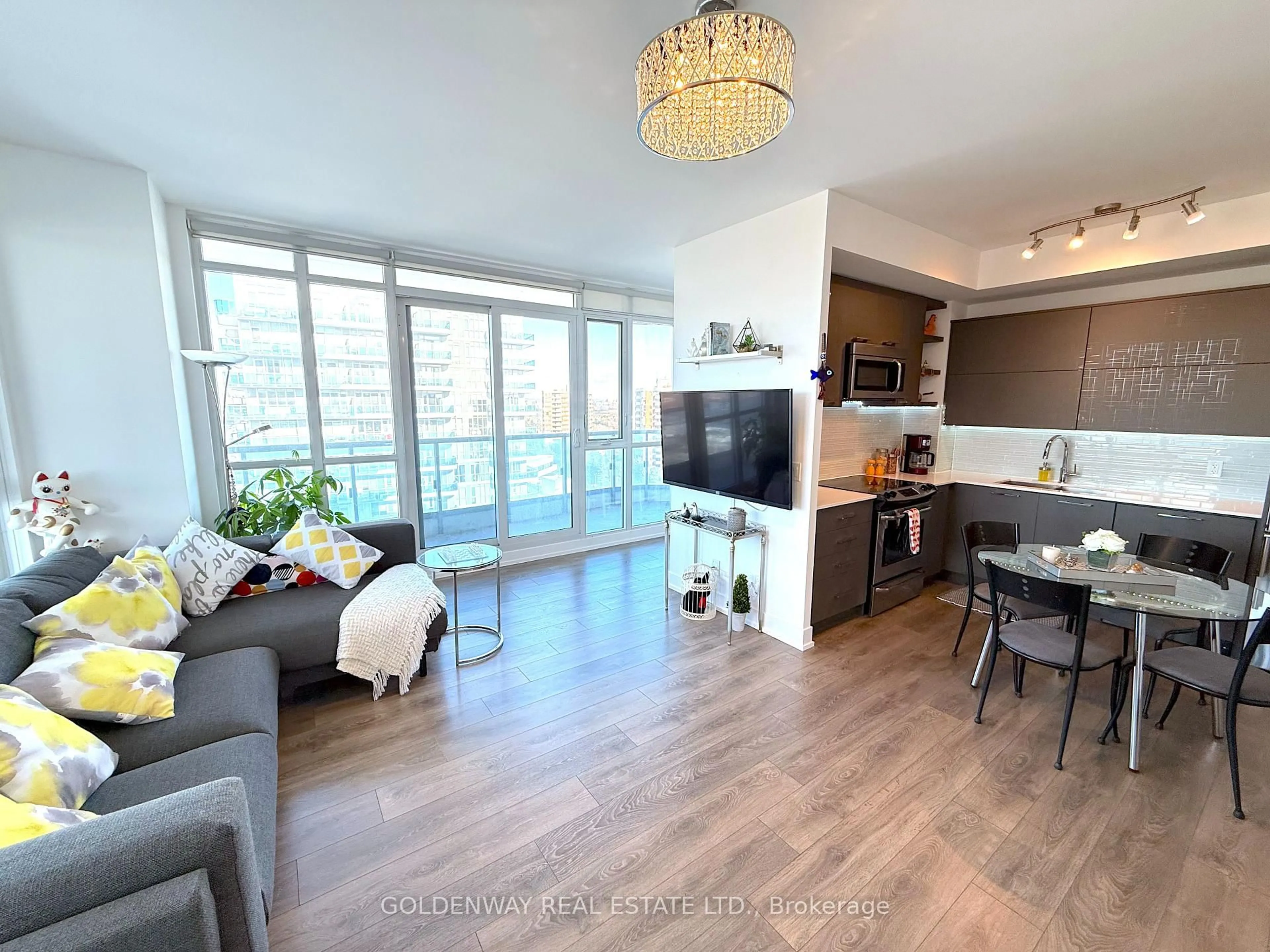 Living room with furniture, wood/laminate floor for 9471 Yonge St #1515, Richmond Hill Ontario L4C 0Z5