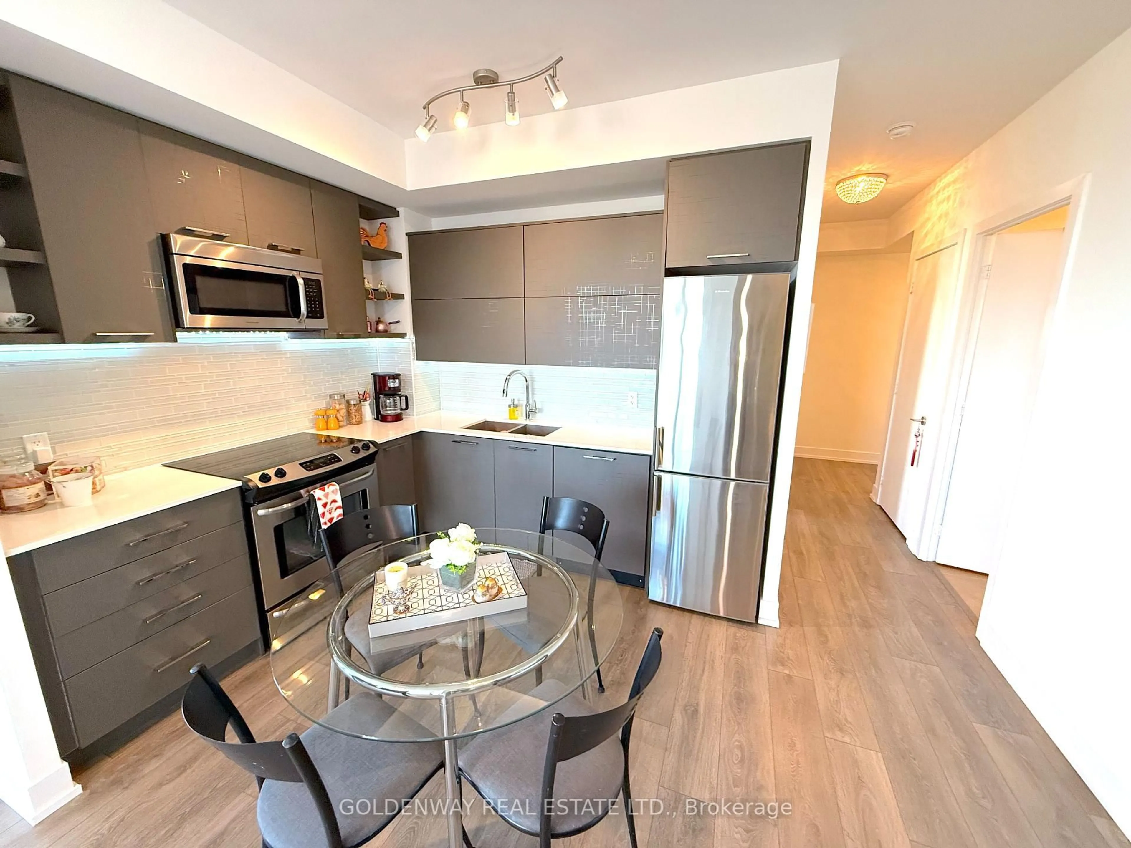 Open concept kitchen, wood/laminate floor for 9471 Yonge St #1515, Richmond Hill Ontario L4C 0Z5