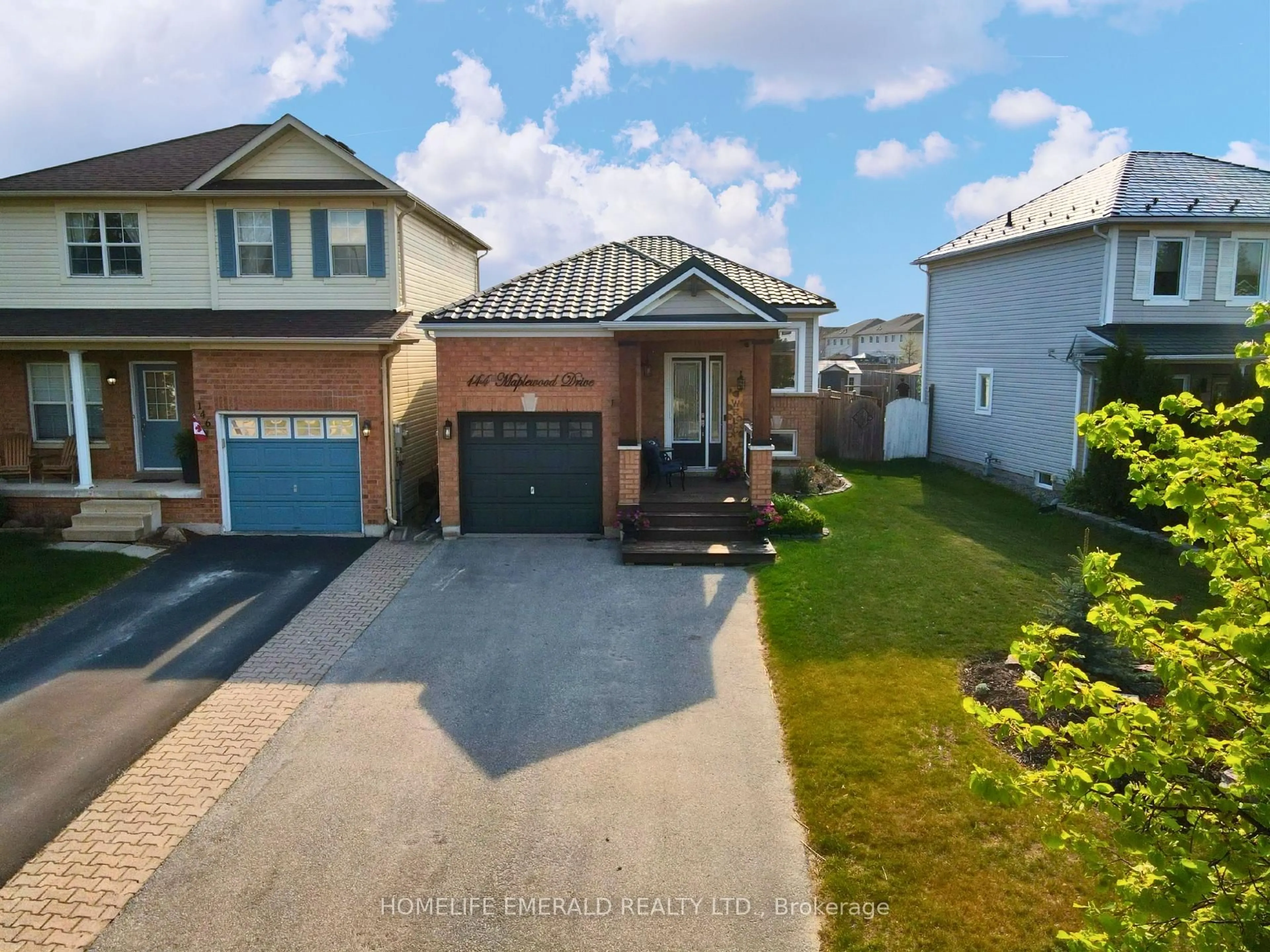 A pic from outside/outdoor area/front of a property/back of a property/a pic from drone, street for 144 MAPLEWOOD Dr, Essa Ontario L0M 1B4