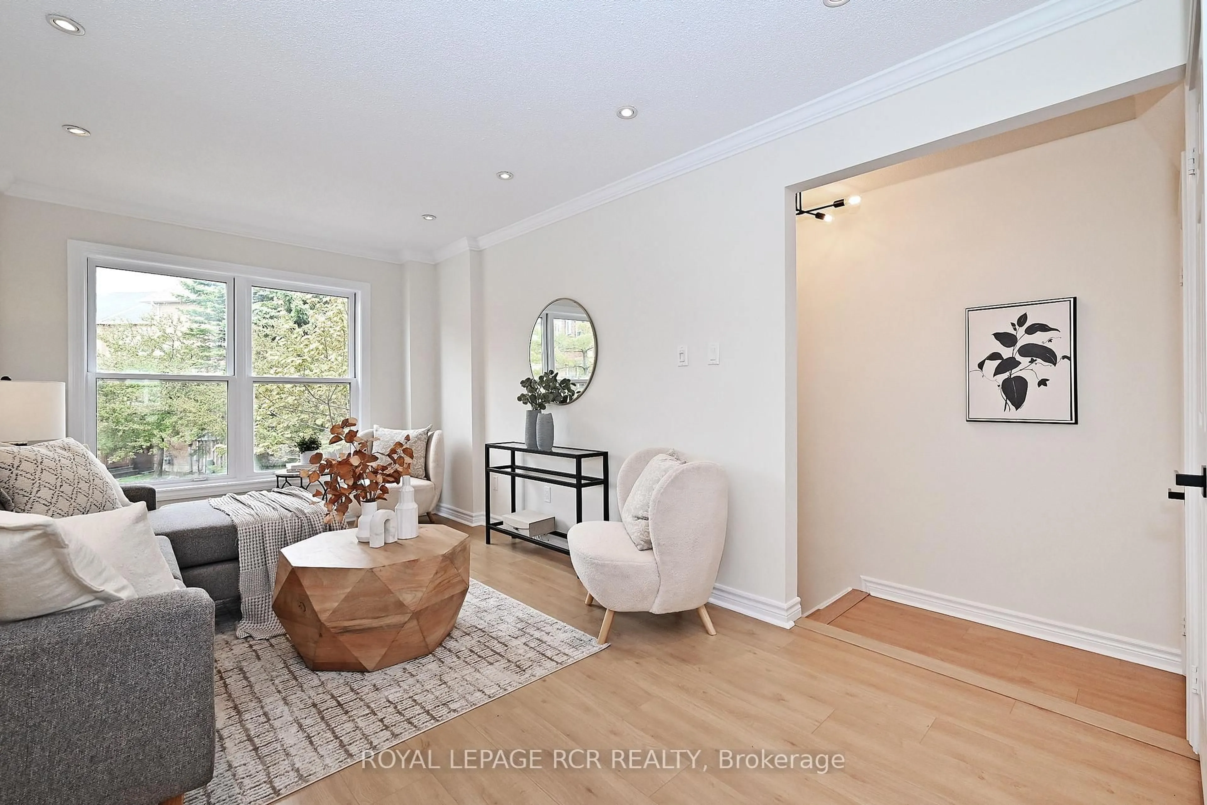 Living room with furniture, unknown for 28 Wyatt Lane, Aurora Ontario L4G 7E4
