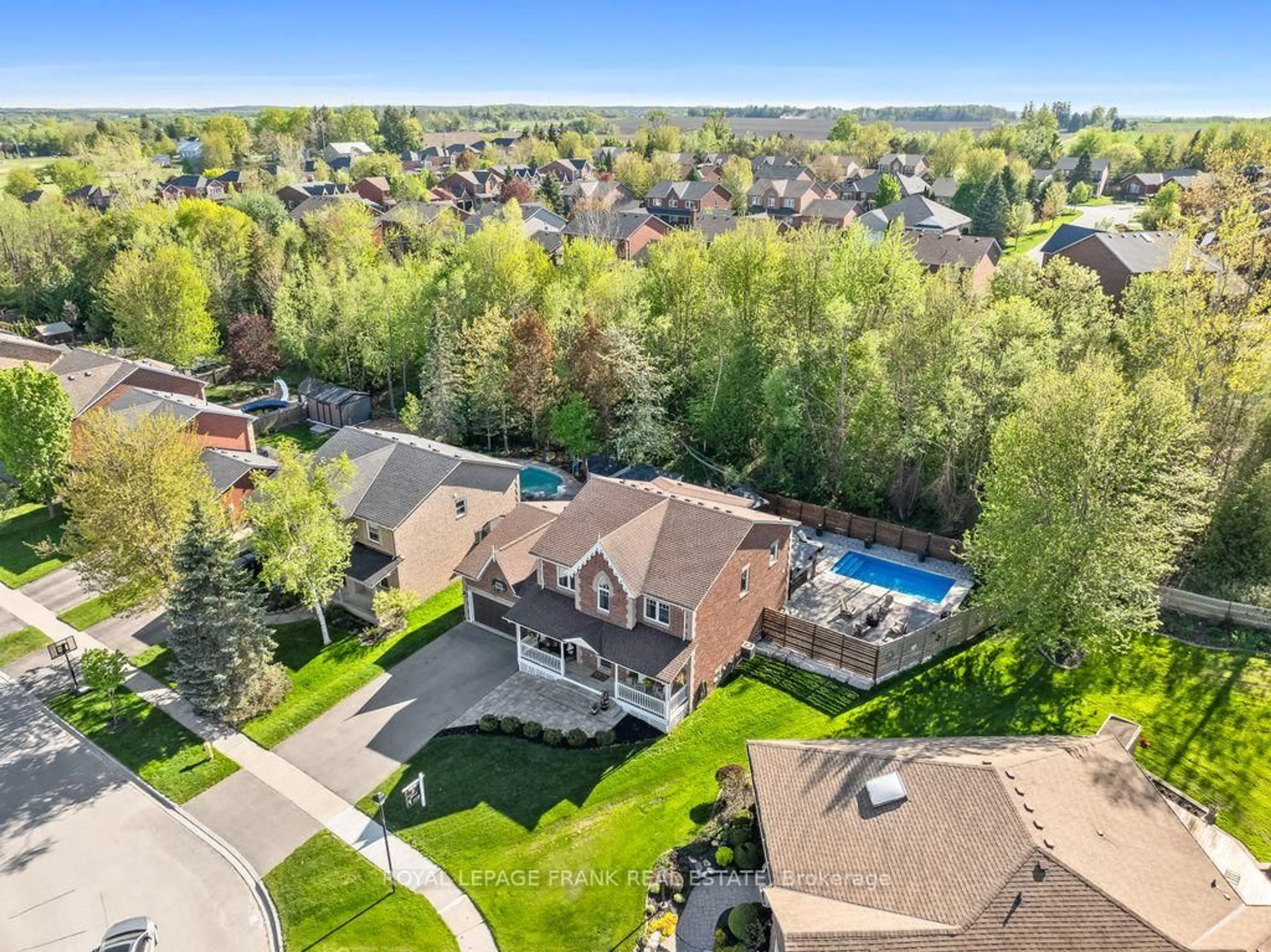 A pic from outside/outdoor area/front of a property/back of a property/a pic from drone, water/lake/river/ocean view for 20 Galloway Cres, Uxbridge Ontario L9P 1W8