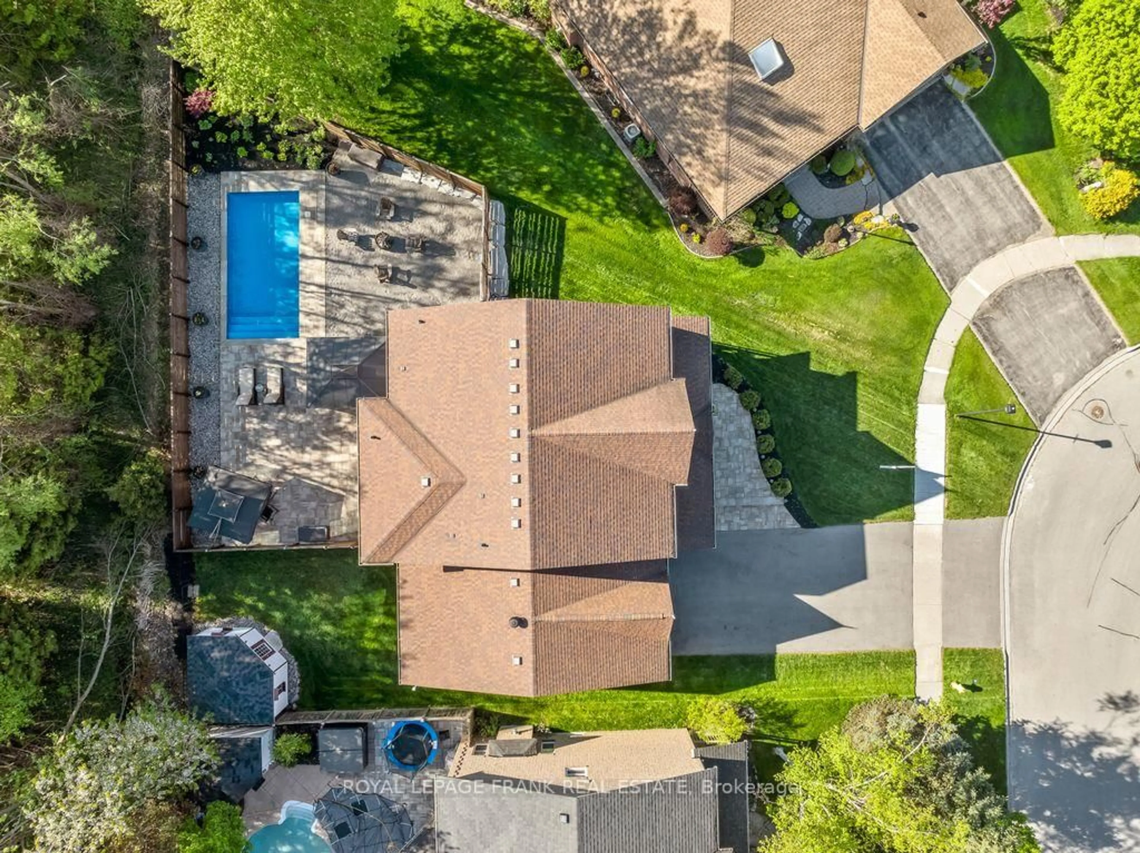 A pic from outside/outdoor area/front of a property/back of a property/a pic from drone, street for 20 Galloway Cres, Uxbridge Ontario L9P 1W8