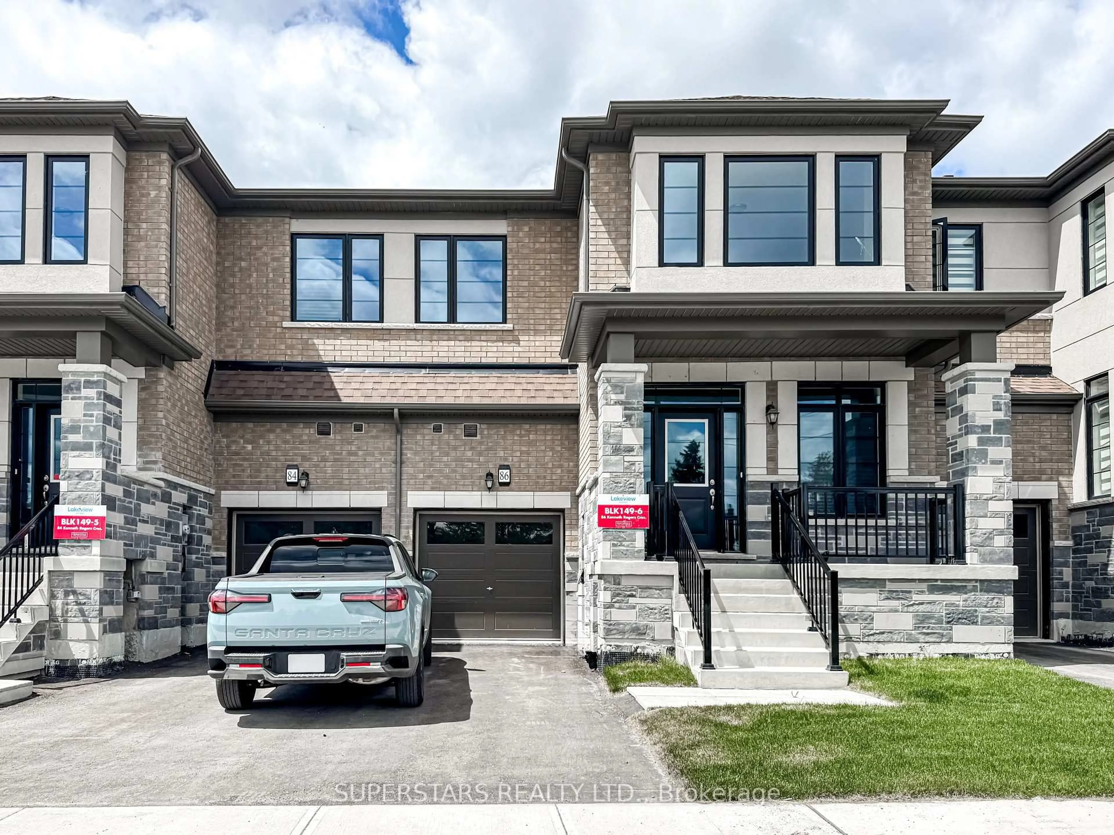 Home with brick exterior material, street for 86 Kenneth Rogers Cres, East Gwillimbury Ontario L9N 1S5