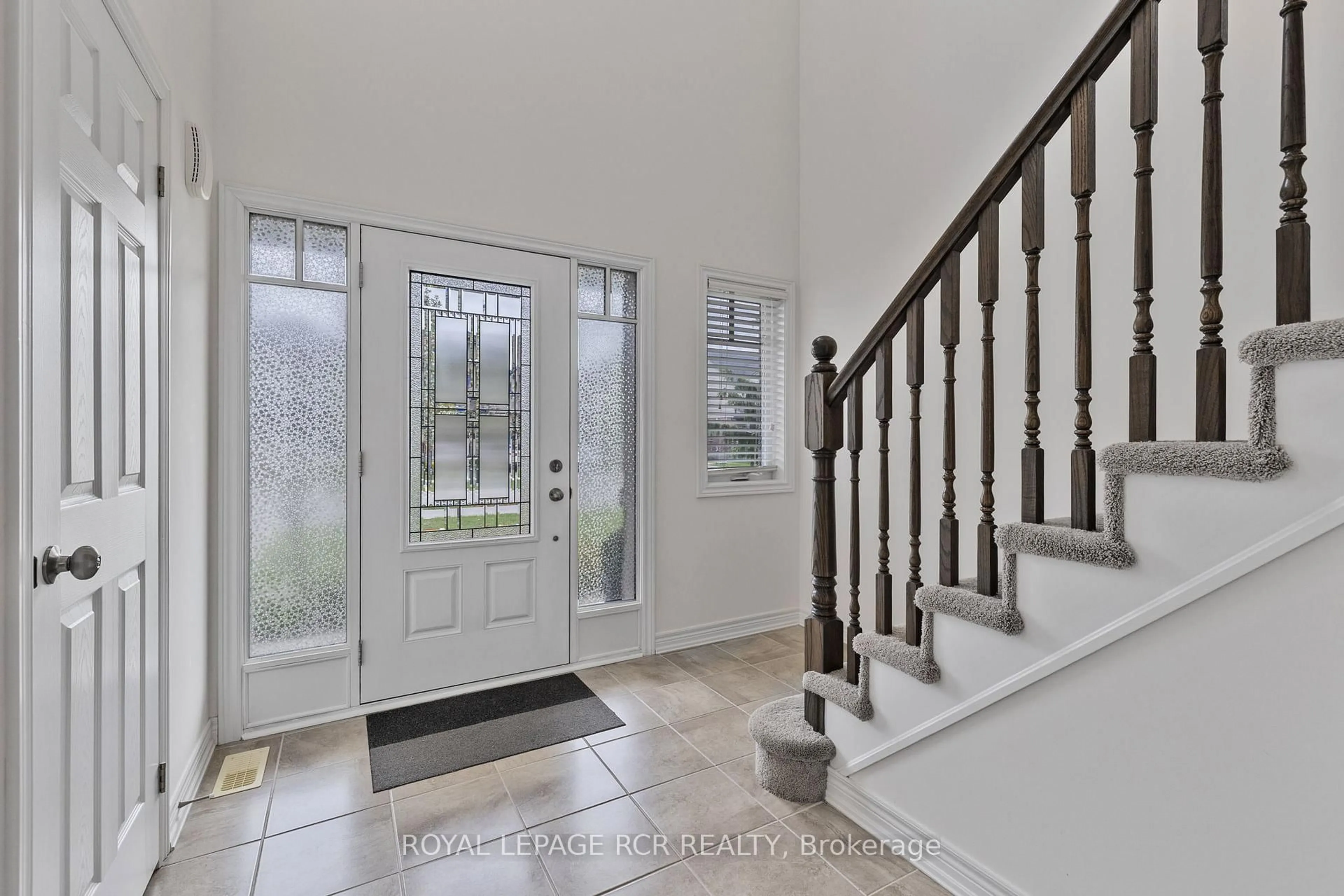 Indoor entryway for 72 Carleton Tr, New Tecumseth Ontario L0G 1A0