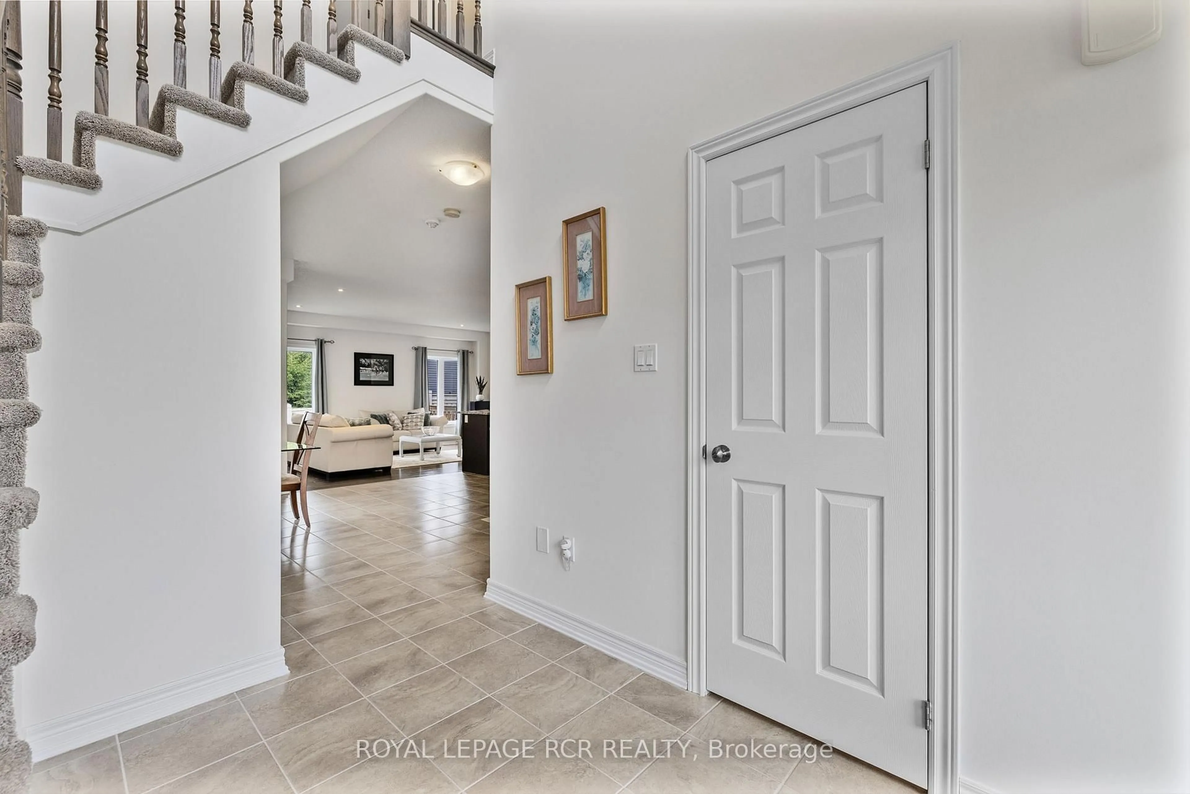 Indoor entryway for 72 Carleton Tr, New Tecumseth Ontario L0G 1A0