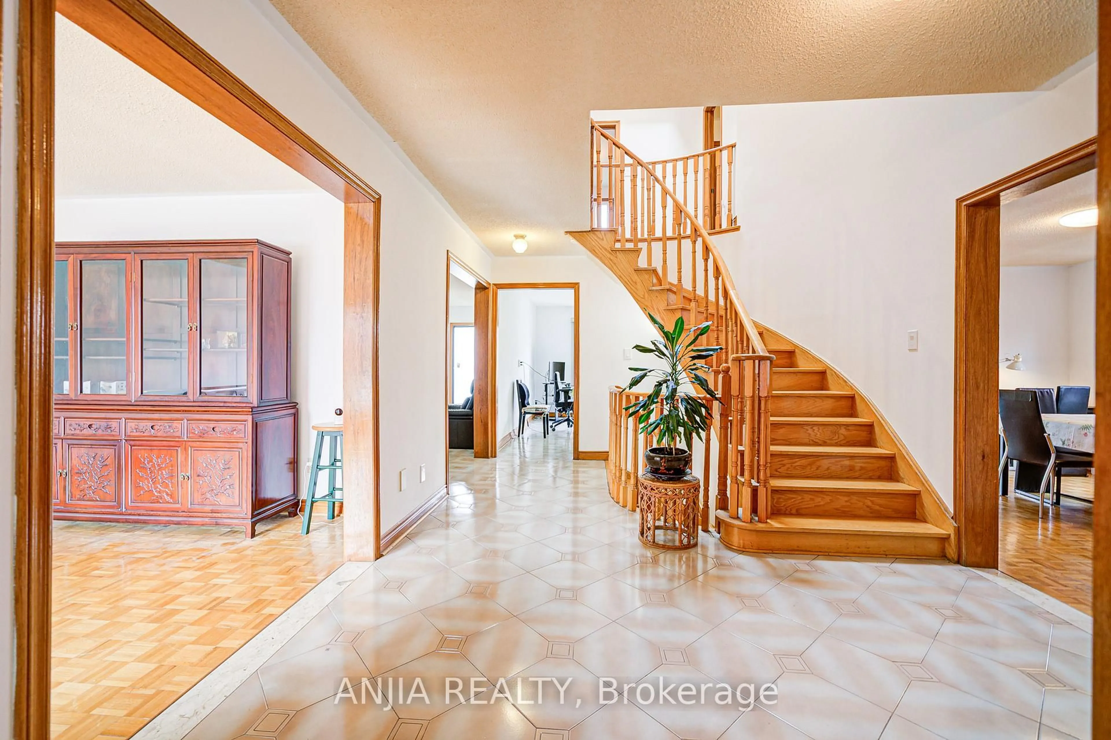 Indoor foyer for 32 Brackin Rd, Markham Ontario L3R 6S1