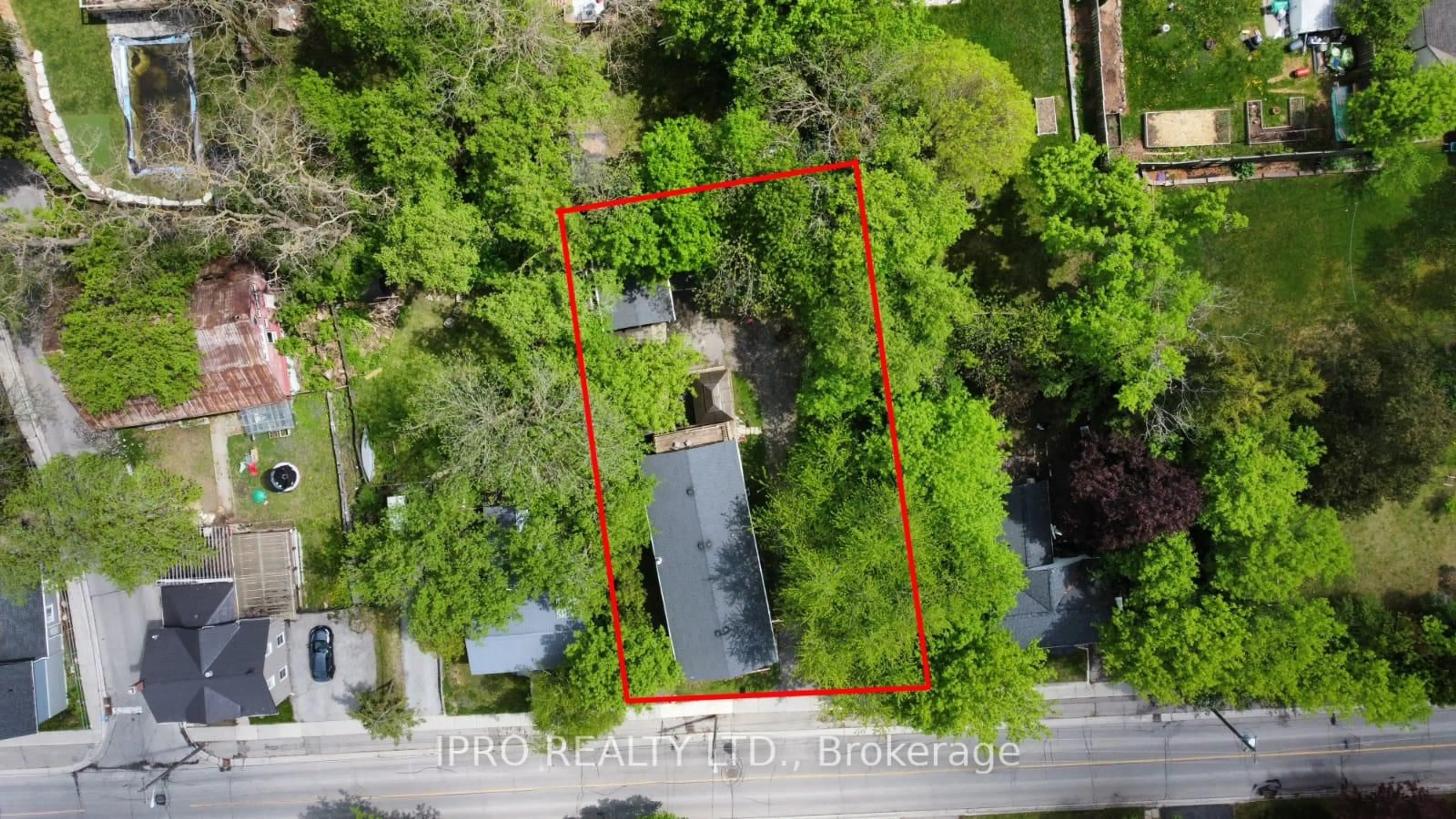 A pic from outside/outdoor area/front of a property/back of a property/a pic from drone, street for 19051 Centre St, East Gwillimbury Ontario L0G 1M0