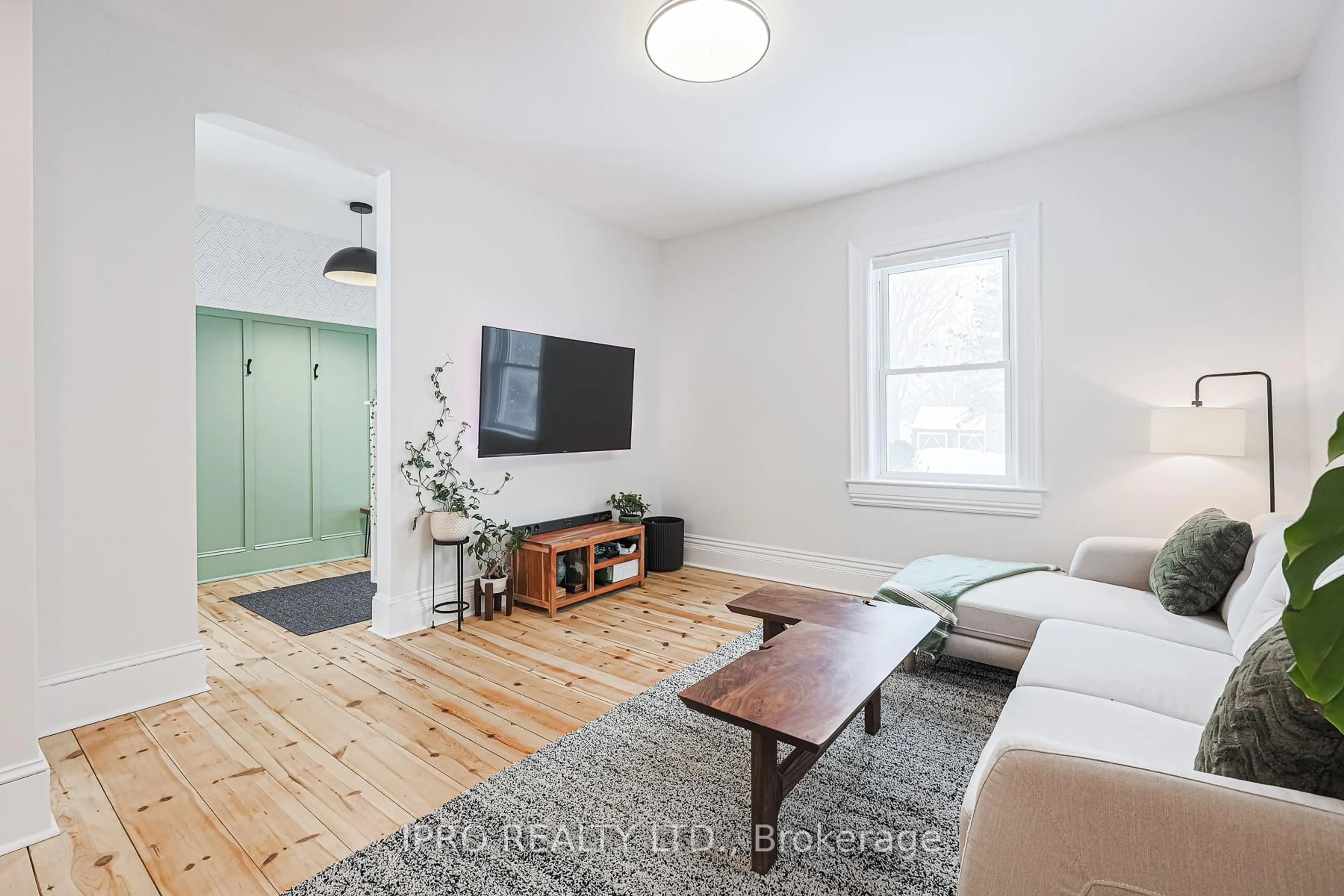 Living room with furniture, unknown for 19051 Centre St, East Gwillimbury Ontario L0G 1M0