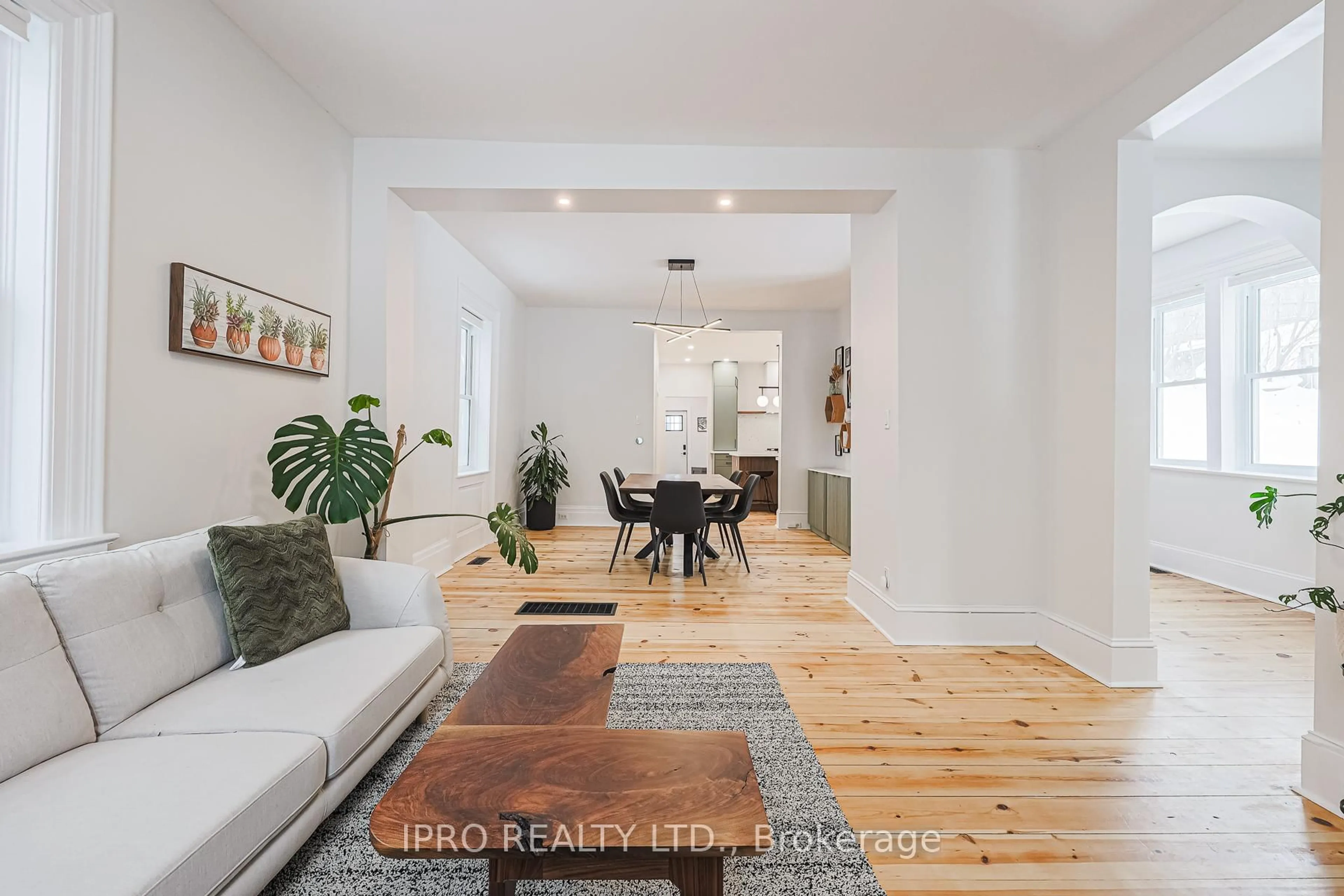 Living room with furniture, unknown for 19051 Centre St, East Gwillimbury Ontario L0G 1M0
