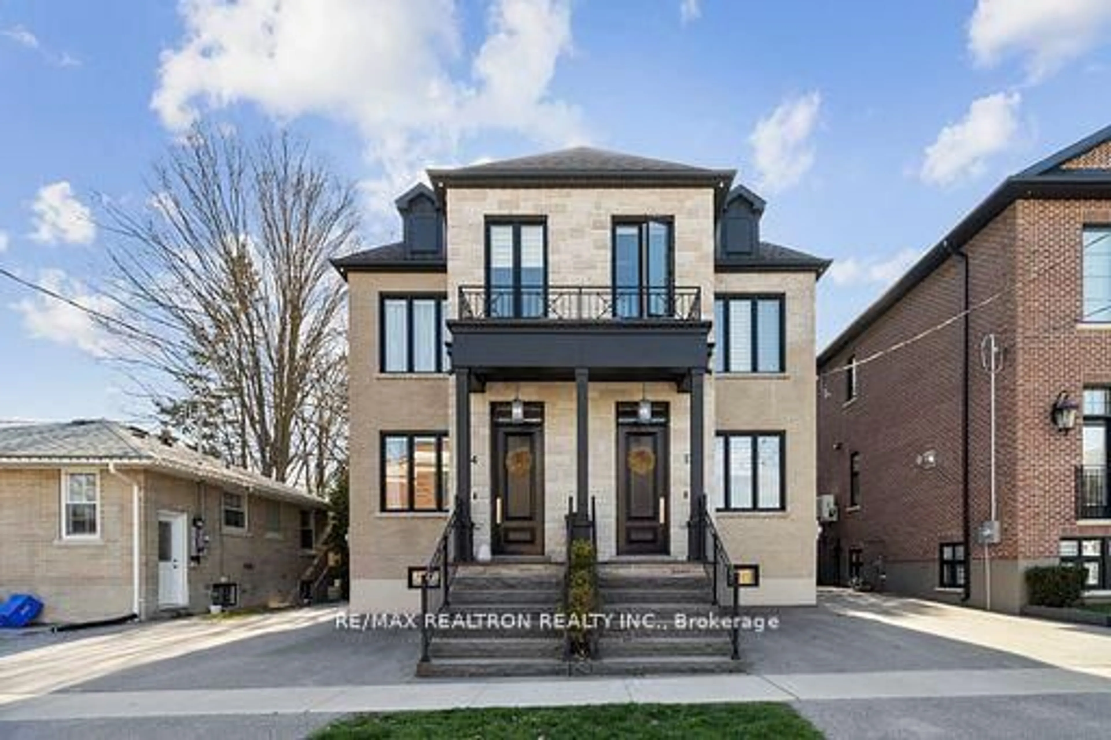 Home with brick exterior material, street for 172&174 Victoria St, Newmarket Ontario L3Y 7K4