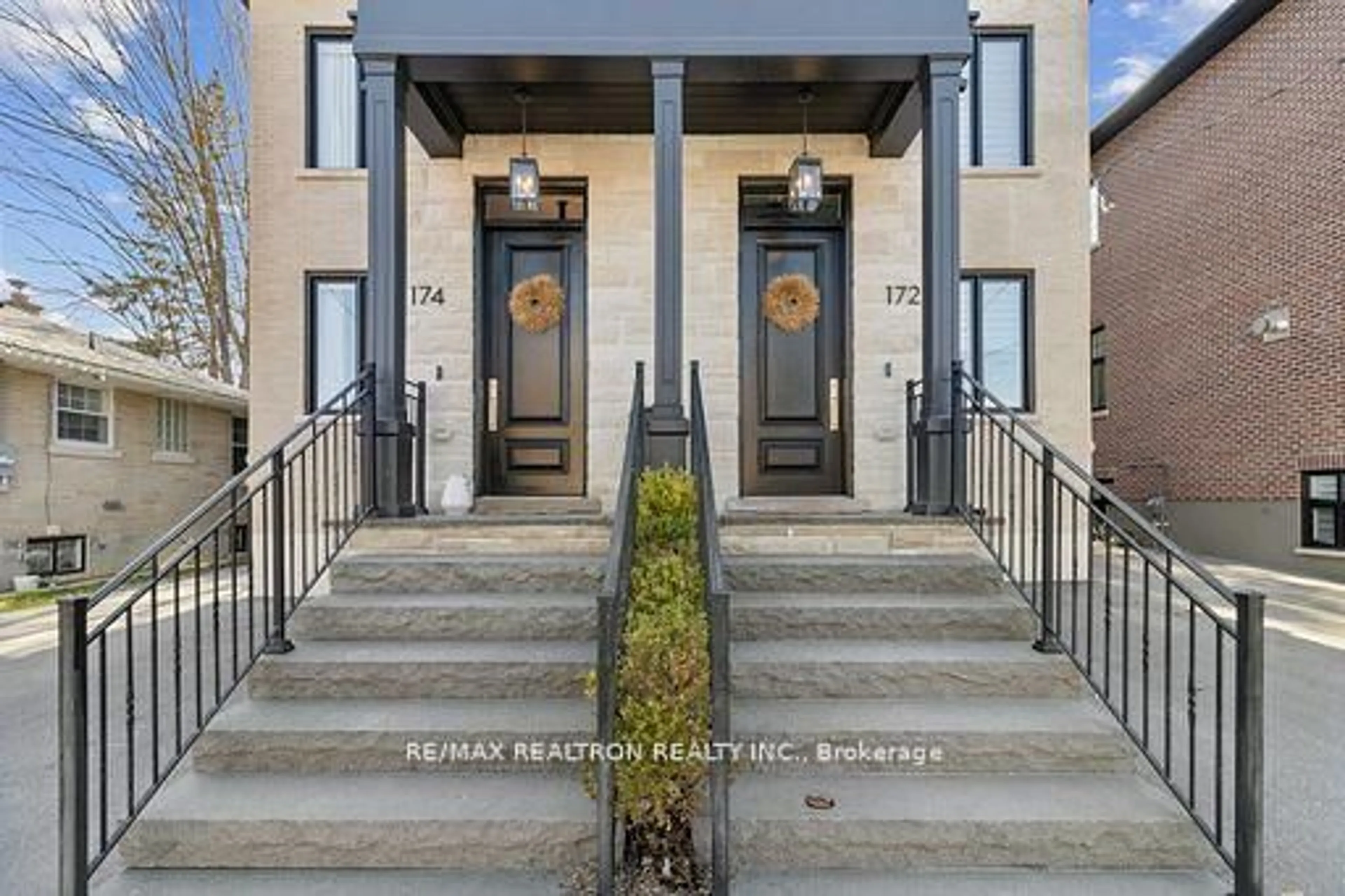 Indoor entryway for 172&174 Victoria St, Newmarket Ontario L3Y 7K4
