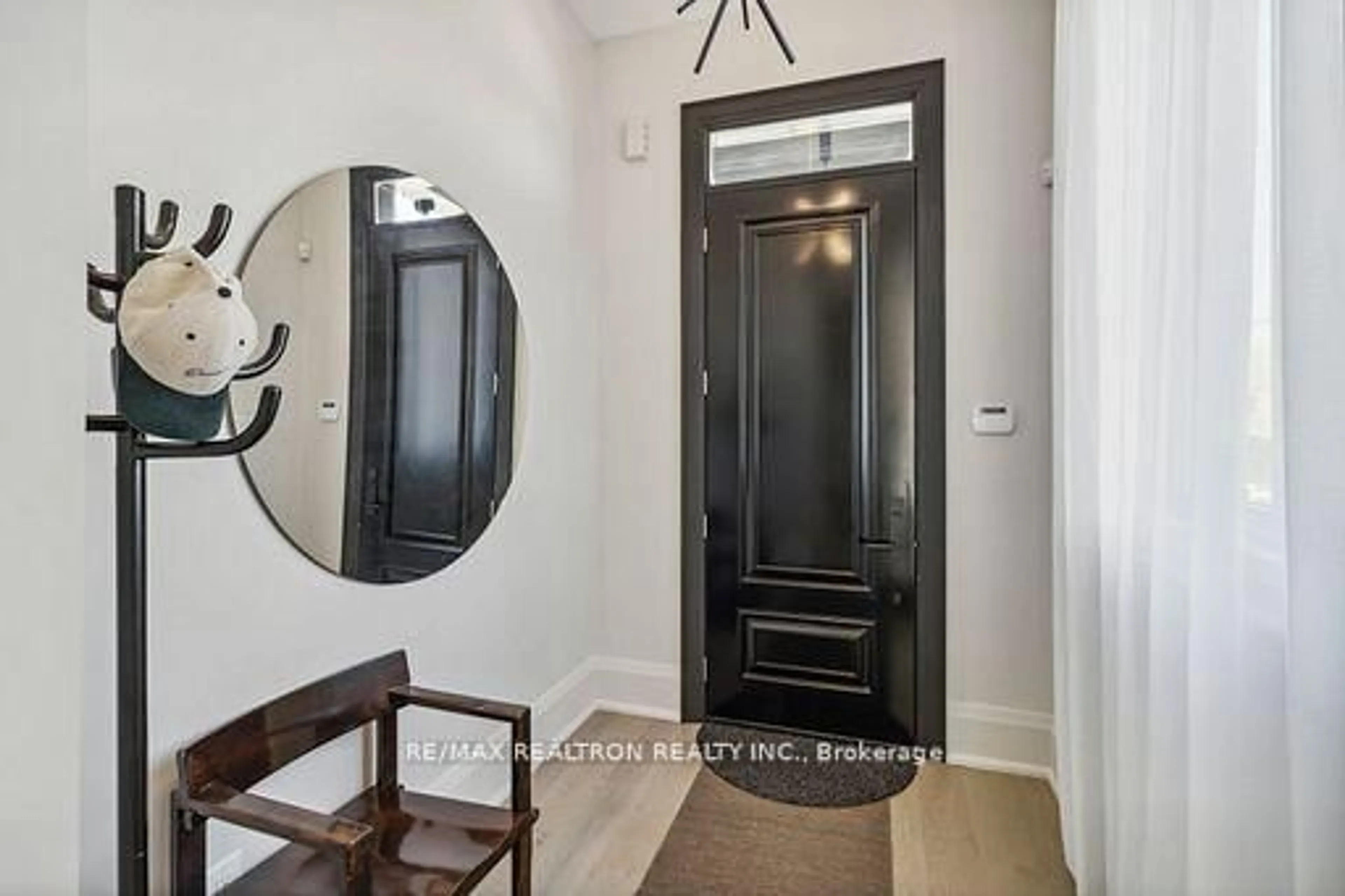 Indoor entryway for 172&174 Victoria St, Newmarket Ontario L3Y 7K4