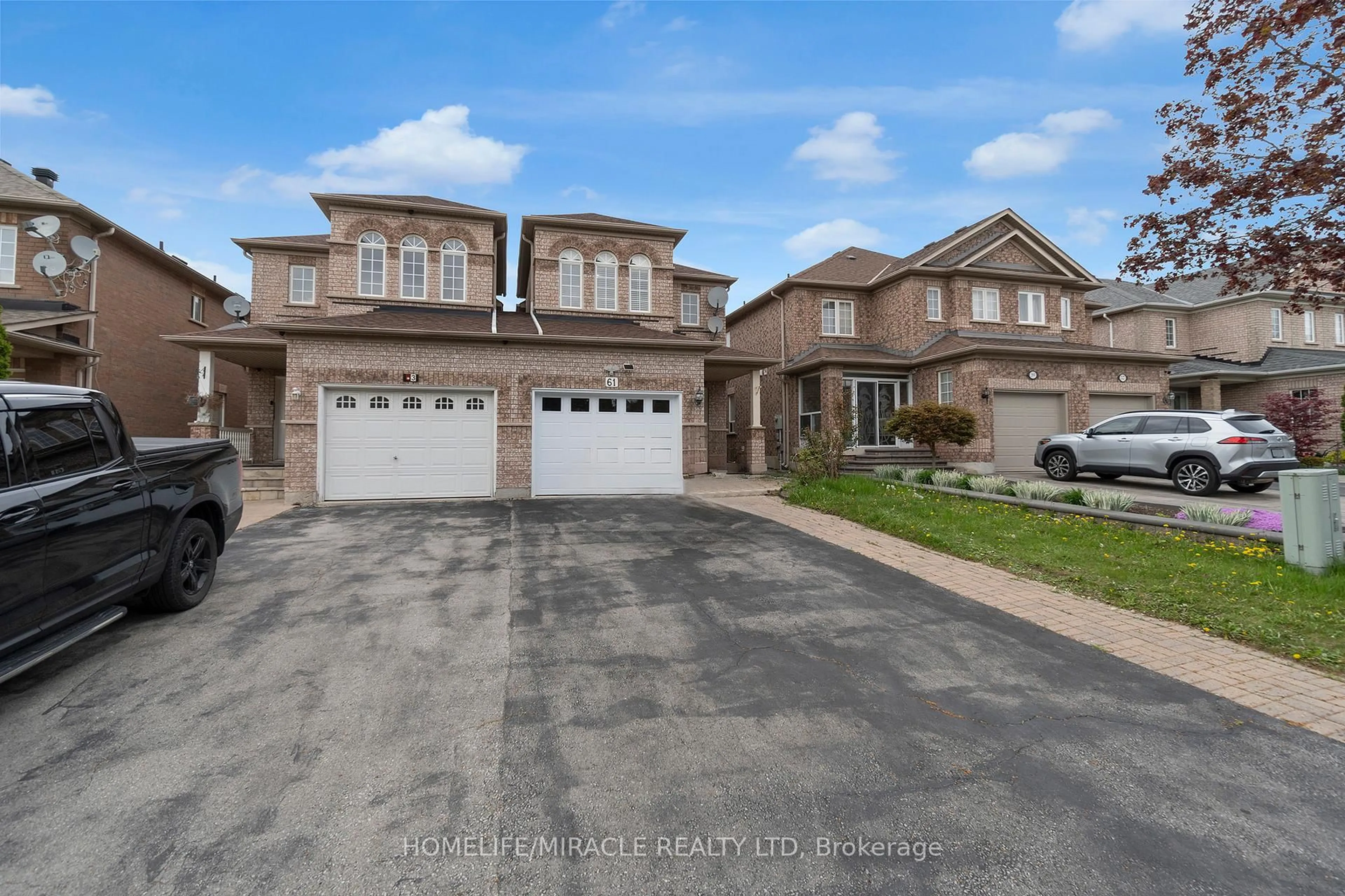 A pic from outside/outdoor area/front of a property/back of a property/a pic from drone, street for 61 Deepsprings Cres, Vaughan Ontario L6A 3L7